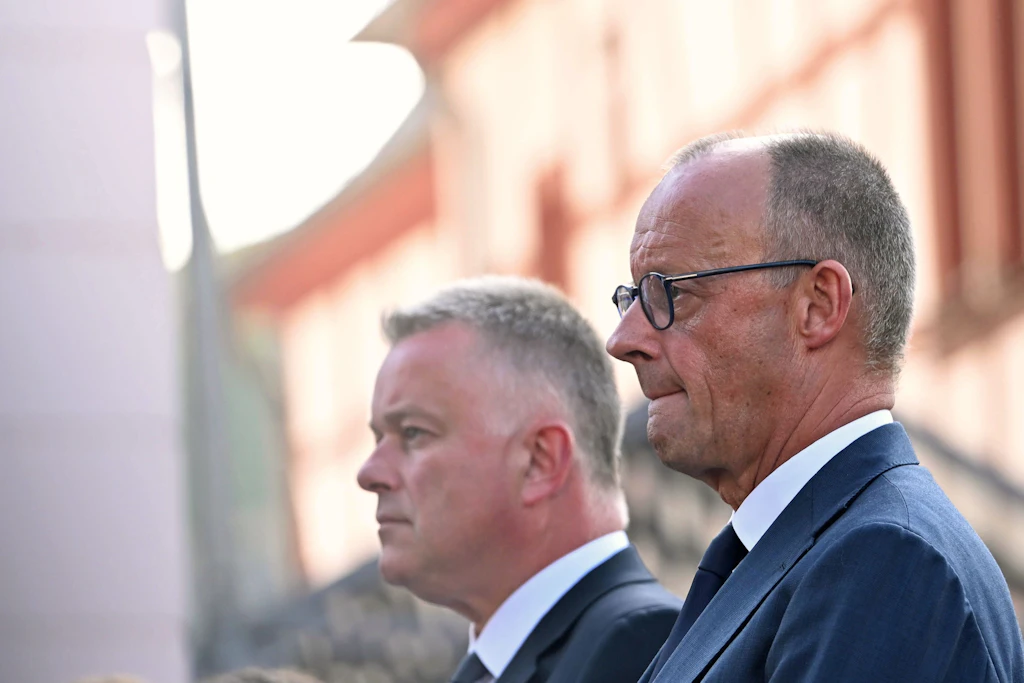 Gordon Schnieder (CDU, l.), Ministerpräsident von Rheinland-Pfalz, und Bundeskanzler Friedrich Merz (CDU)