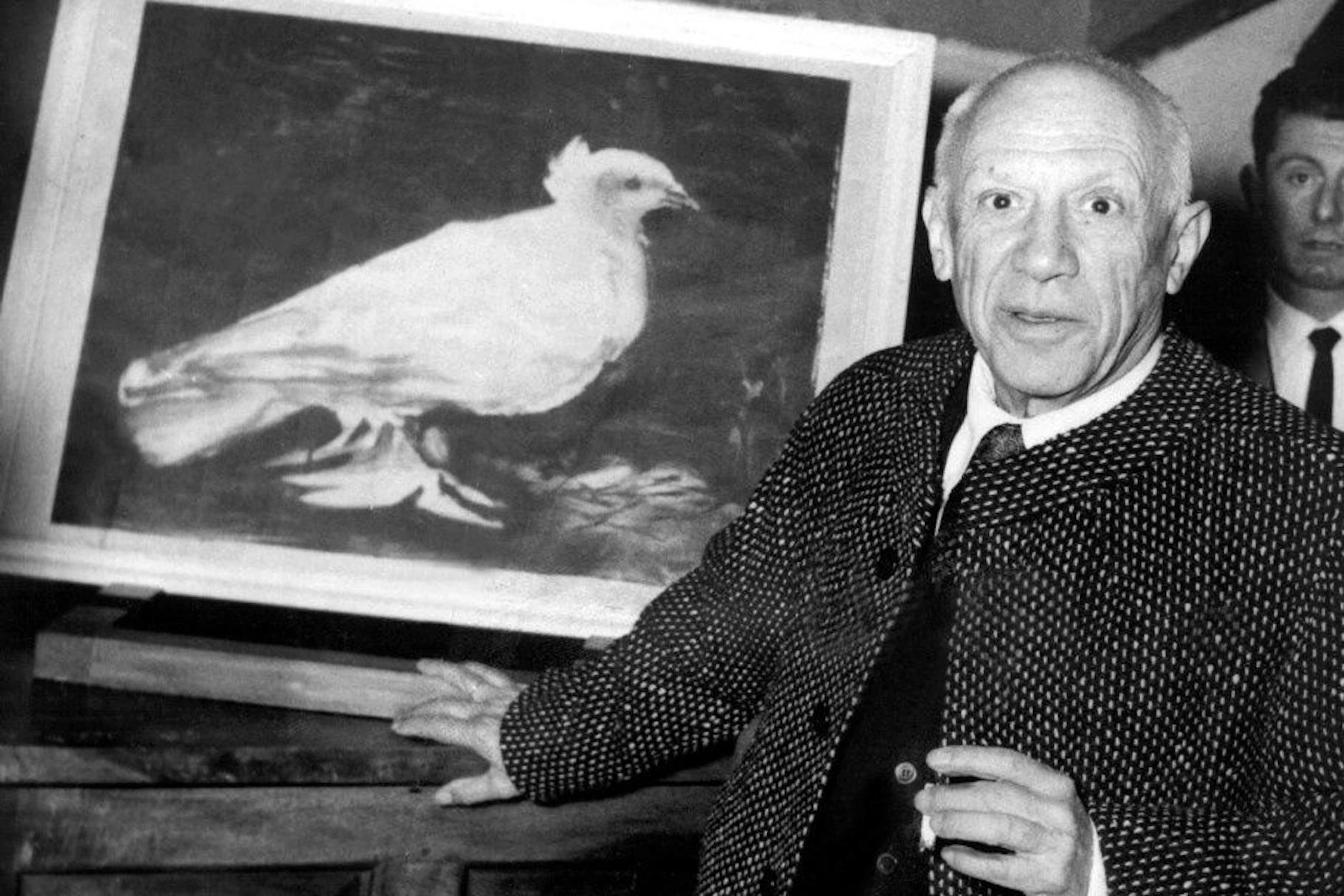Pablo Picasso steht in den 50er-Jahren vor seinem Tauben-Gemälde.