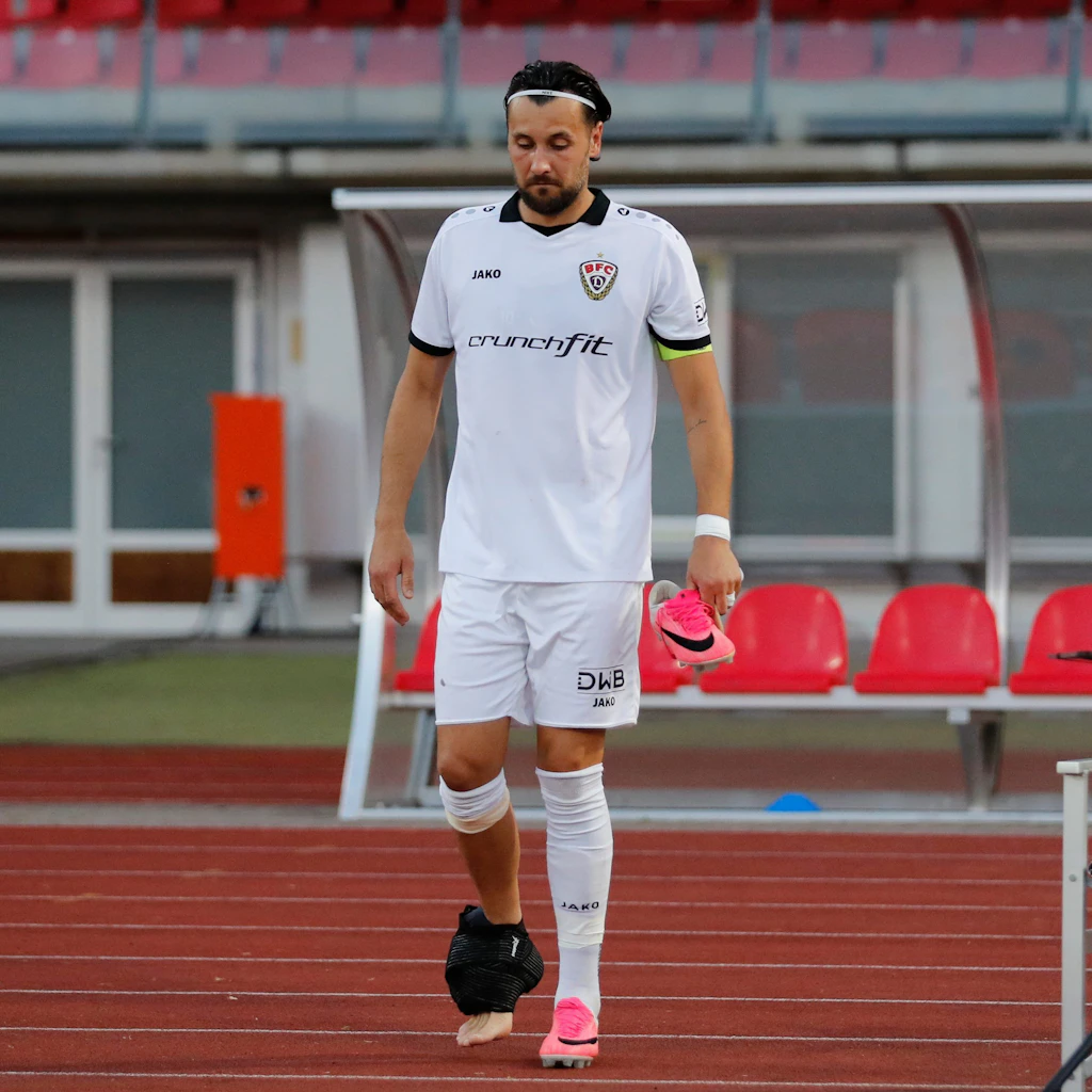 Dynamo-Kapitän Rufat Dadashov humpelt nach dem 1:4 bei Rot-Weiß Erfurt mit einer Eispackung am Knöchel in die Kabine.