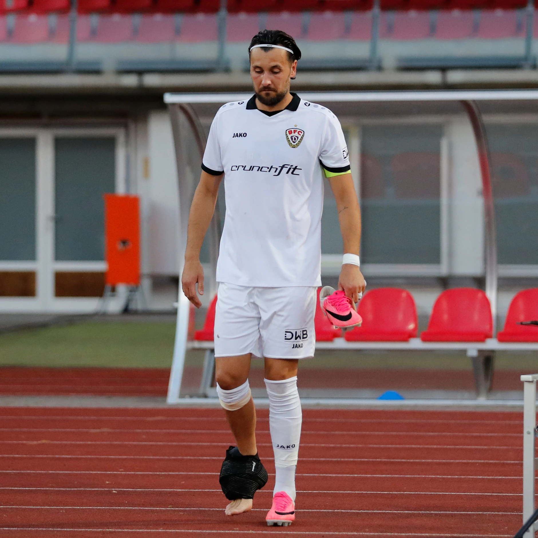 Dynamo-Kapitän Rufat Dadashov humpelt nach dem 1:4 bei Rot-Weiß Erfurt mit einer Eispackung am Knöchel in die Kabine.