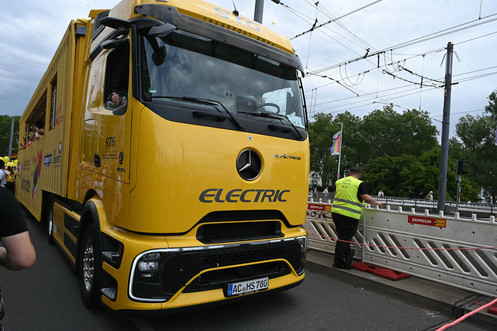 Der vollelektrische Lastwagen Mercedes eActros von Daimler Truck