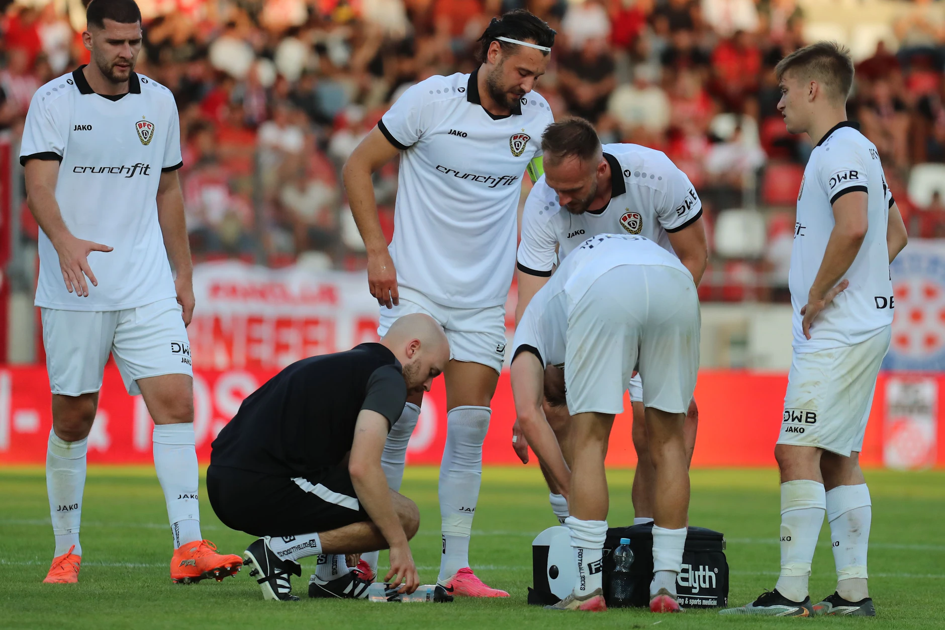 BFC-Physio Elias Ulsamer kümmert sich auf dem Platz um den Fuß von Rufat Dadashov.