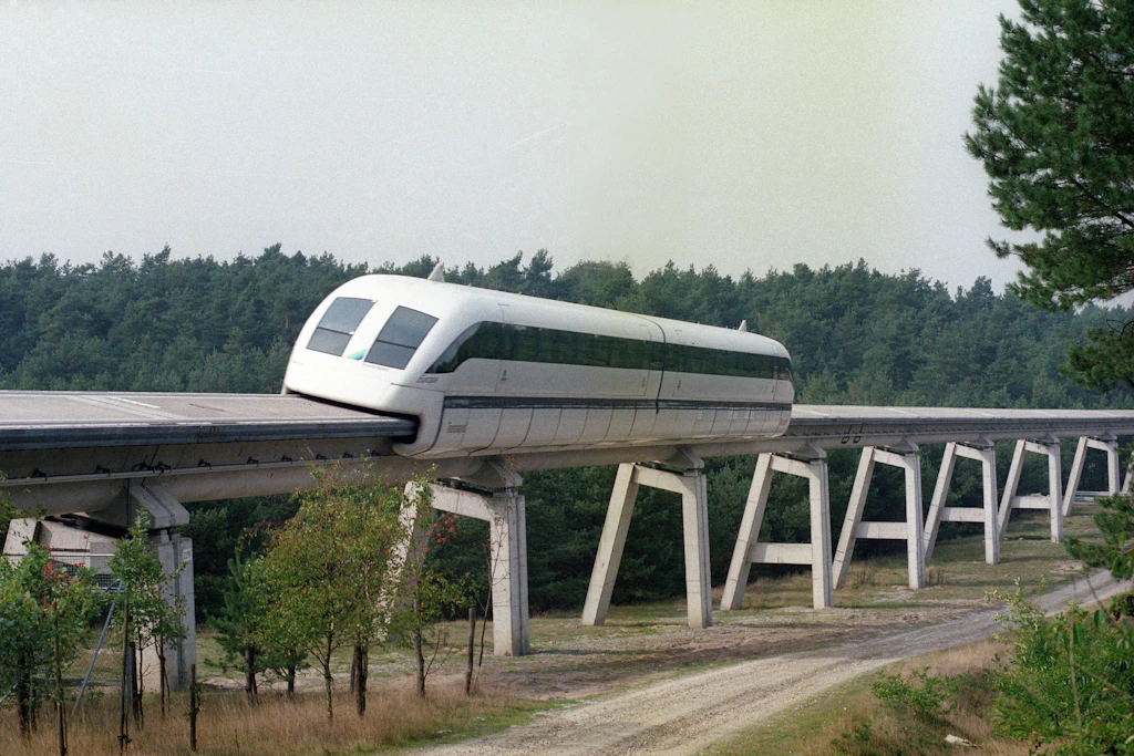 Die Magnetschwebebahn Transrapid auf der Versuchsanlage im emsländischen Lathen