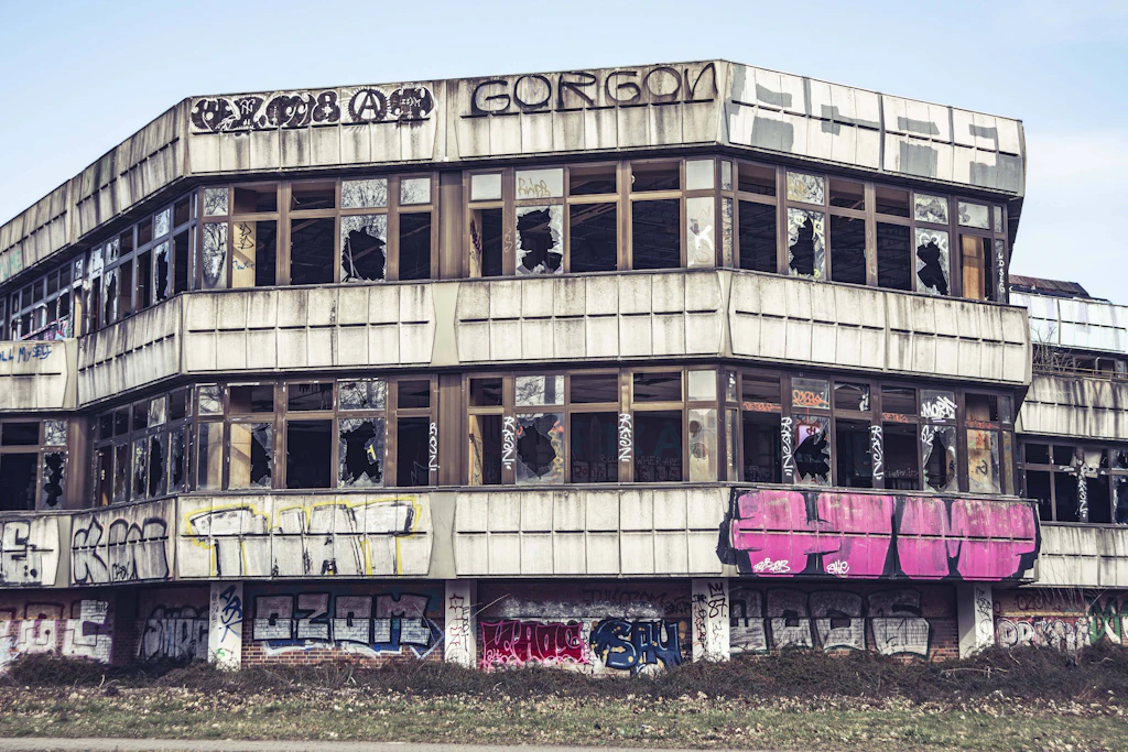 Eingeschlagene Scheiben über drei Etagen, Graffiti bis unters Dach: Das frühere DDR-Sporthotel am Weißenseer Weg in Hohenschönhausen. Auf dem Areal sollen rund 570 Wohnungen und ein Hochhaus mit bis zu 16 Geschossen entstehen.