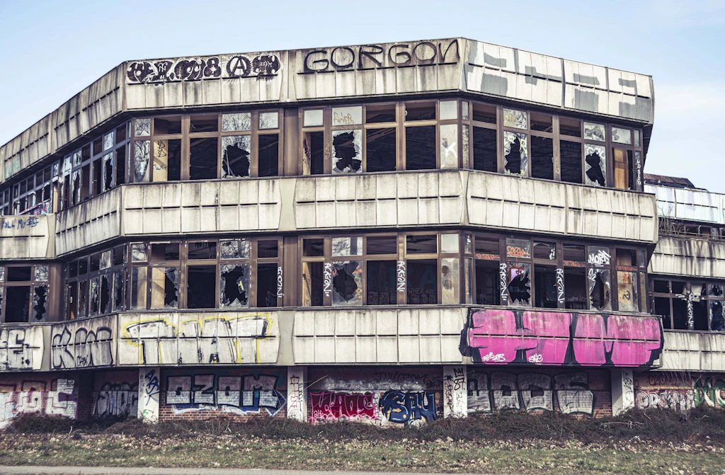 Berlins DDR-Erbe fällt: Hier rollen die Bagger, hier stoppt sie ein Spatz