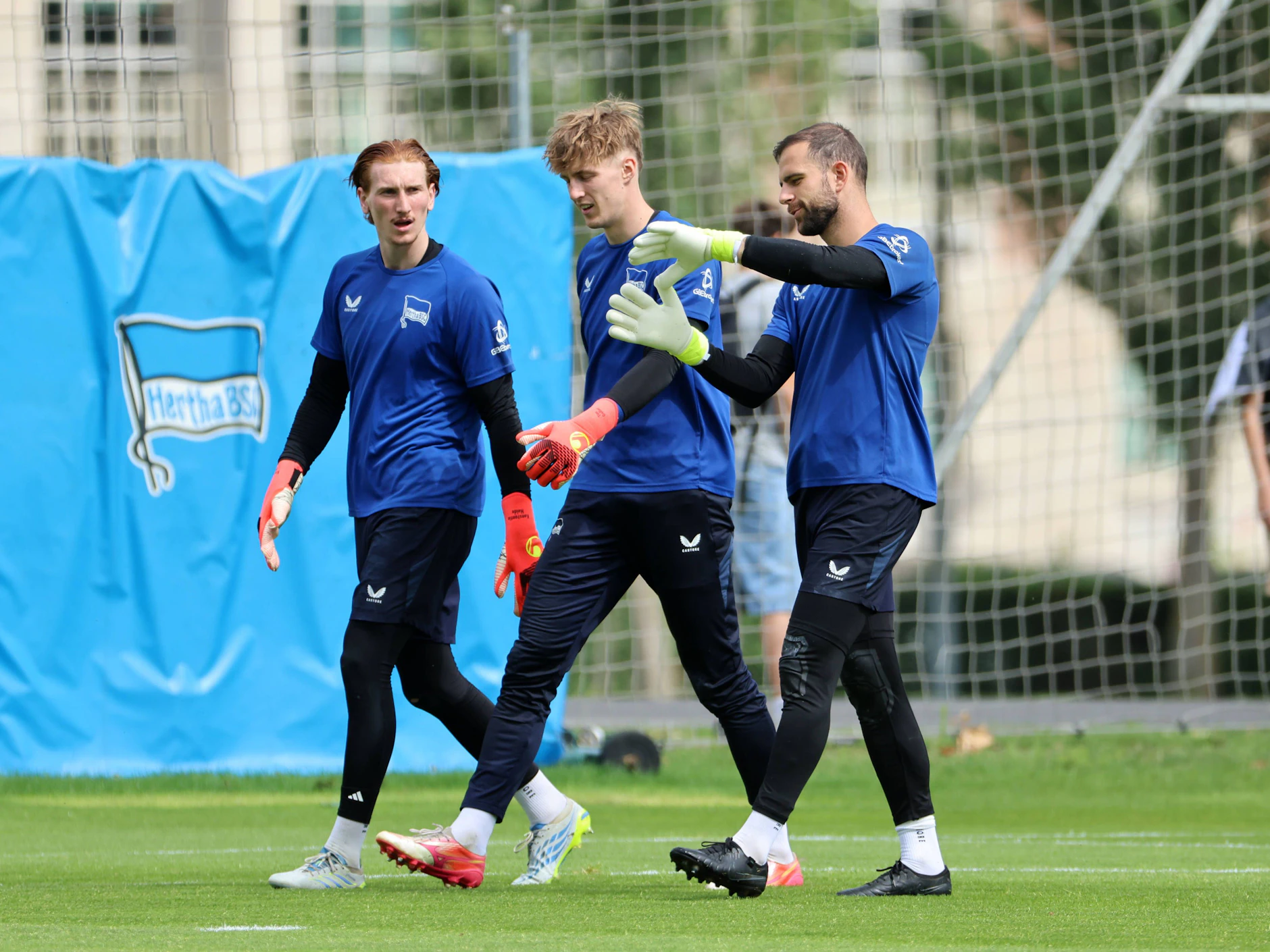 Torwart Marius Gersbeck hat bei Hertha BSC die Nase vor Tim Goller und Konstantin Heide (v.r.).