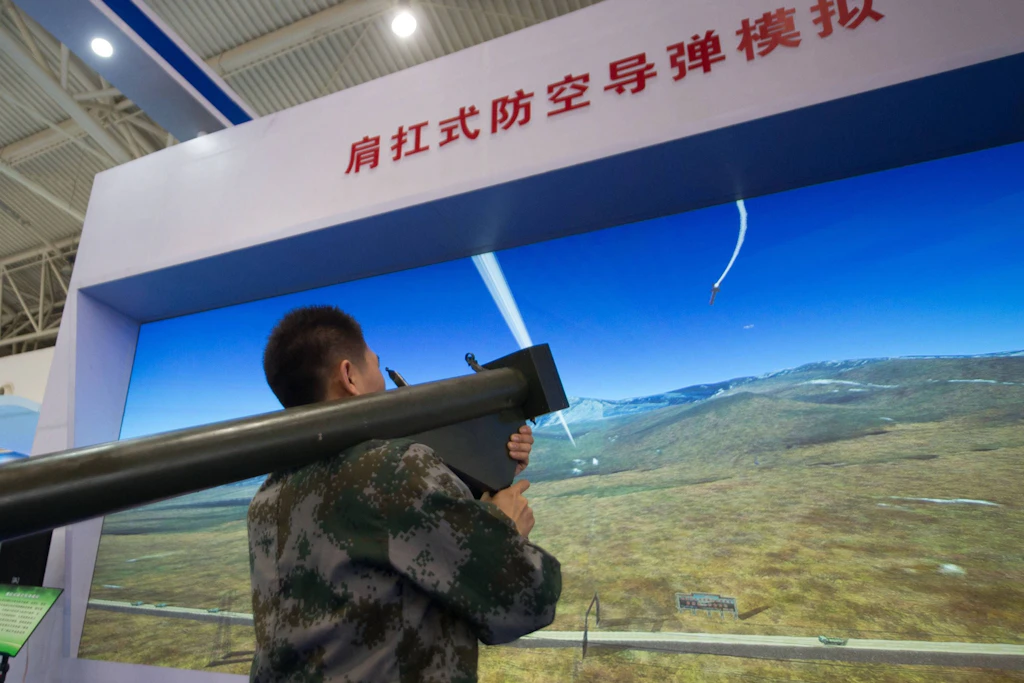Ein Simulator für ein chinesisches schultergestütztes Flugabwehrsystem auf einer Ausstellung in Peking.