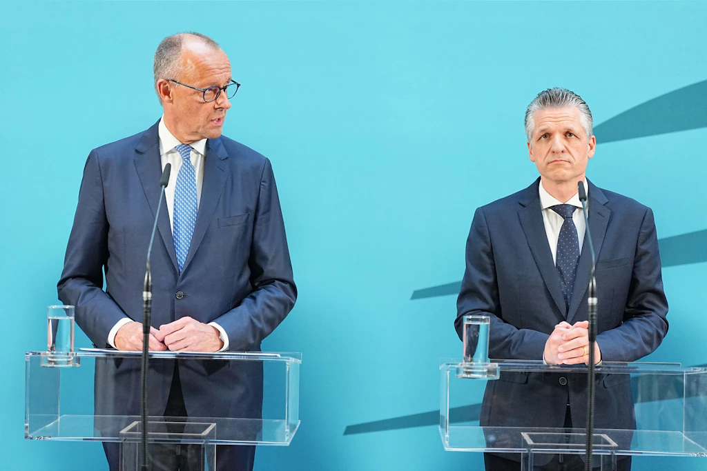 Bundeskanzler Friedrich Merz (l, CDU) und Thorsten Frei (CDU), neuer Vorsitzender der CDU/CSU-Fraktion im Bundestag