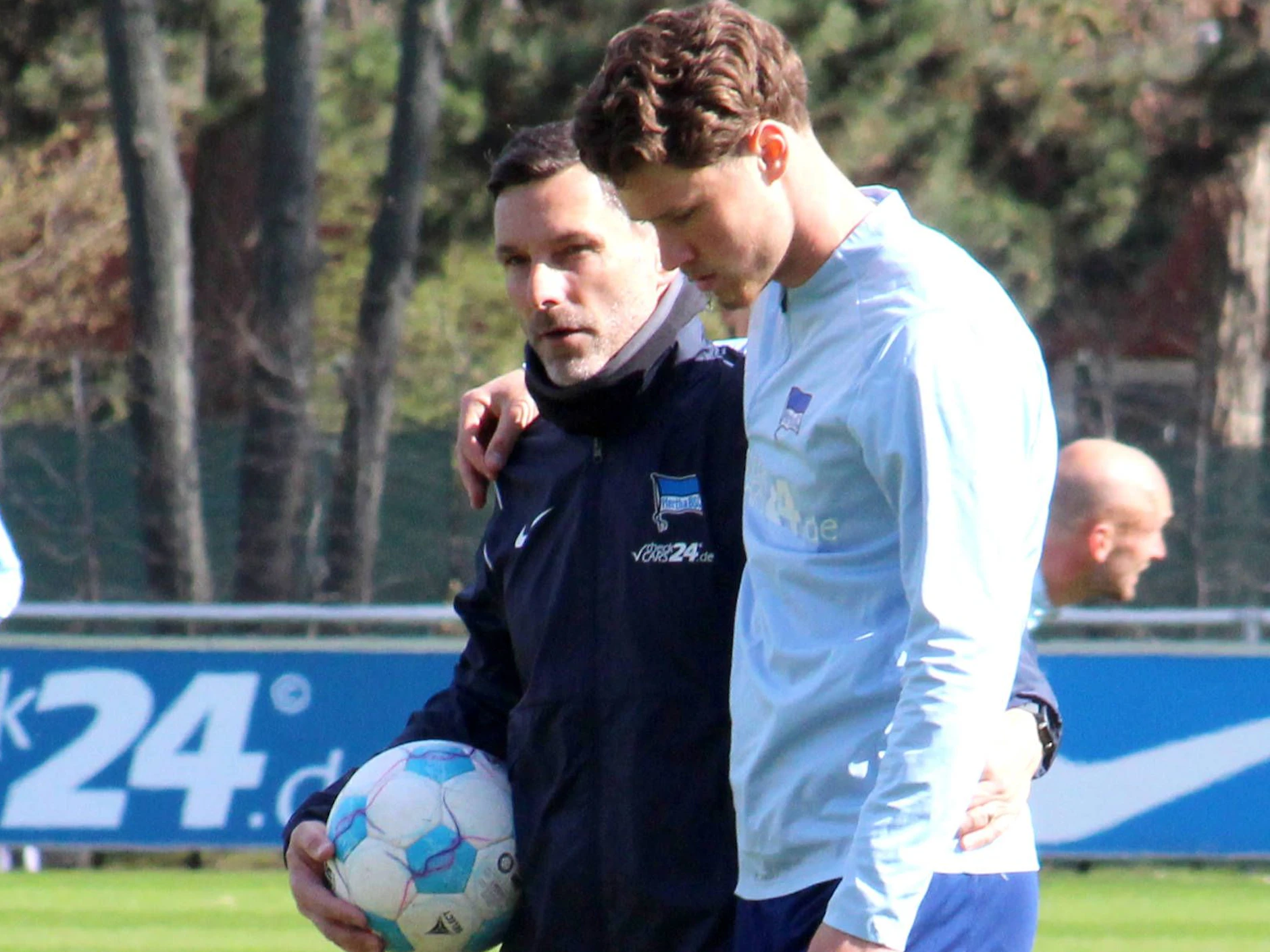 Trainer Stefan Leitl und Verteidiger Linus Gechter verstehen sich sehr gut. Ob das Hertha BSC beim Poker um eine Vertragsverlängerung hilft?