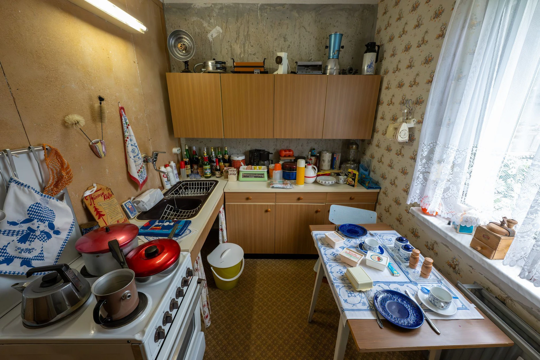 In Marzahn-Hellersdorf ist eine Wohnung der Serie WBS 70 im Originalzustand erhalten, samt blau-weißem DDR-Geschirr.