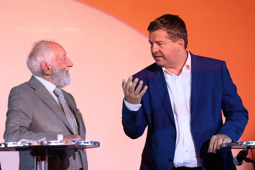 Schauspieler Dieter Hallervorden (l) und Sven Schulze (CDU) stehen gemeinsam auf der Bühne.