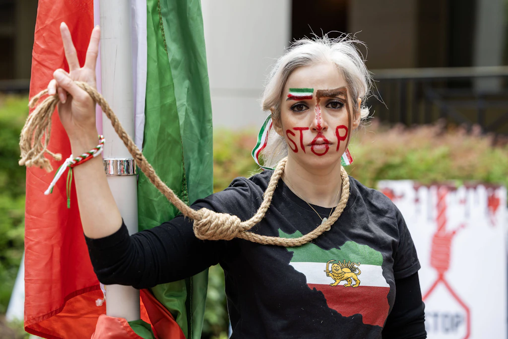 Hungerstreik im größten Gefängnis Irans: 1500 Todeskandidaten protestieren – und nähen ihre Lippen zu