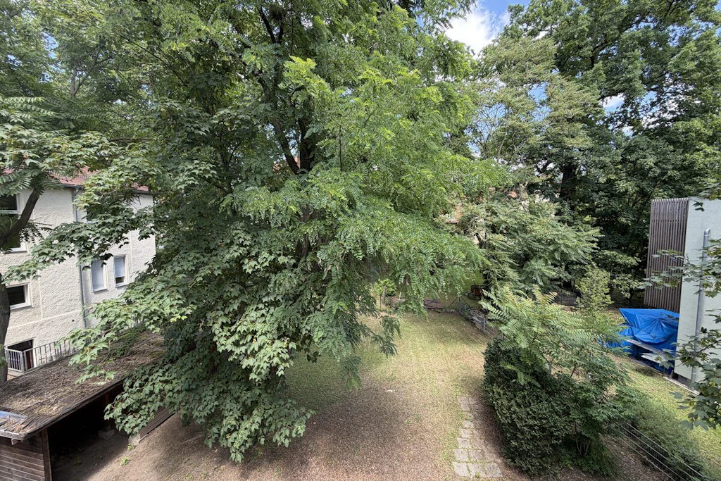 An die Villa schließt sich ein geräumiger Garten an. 