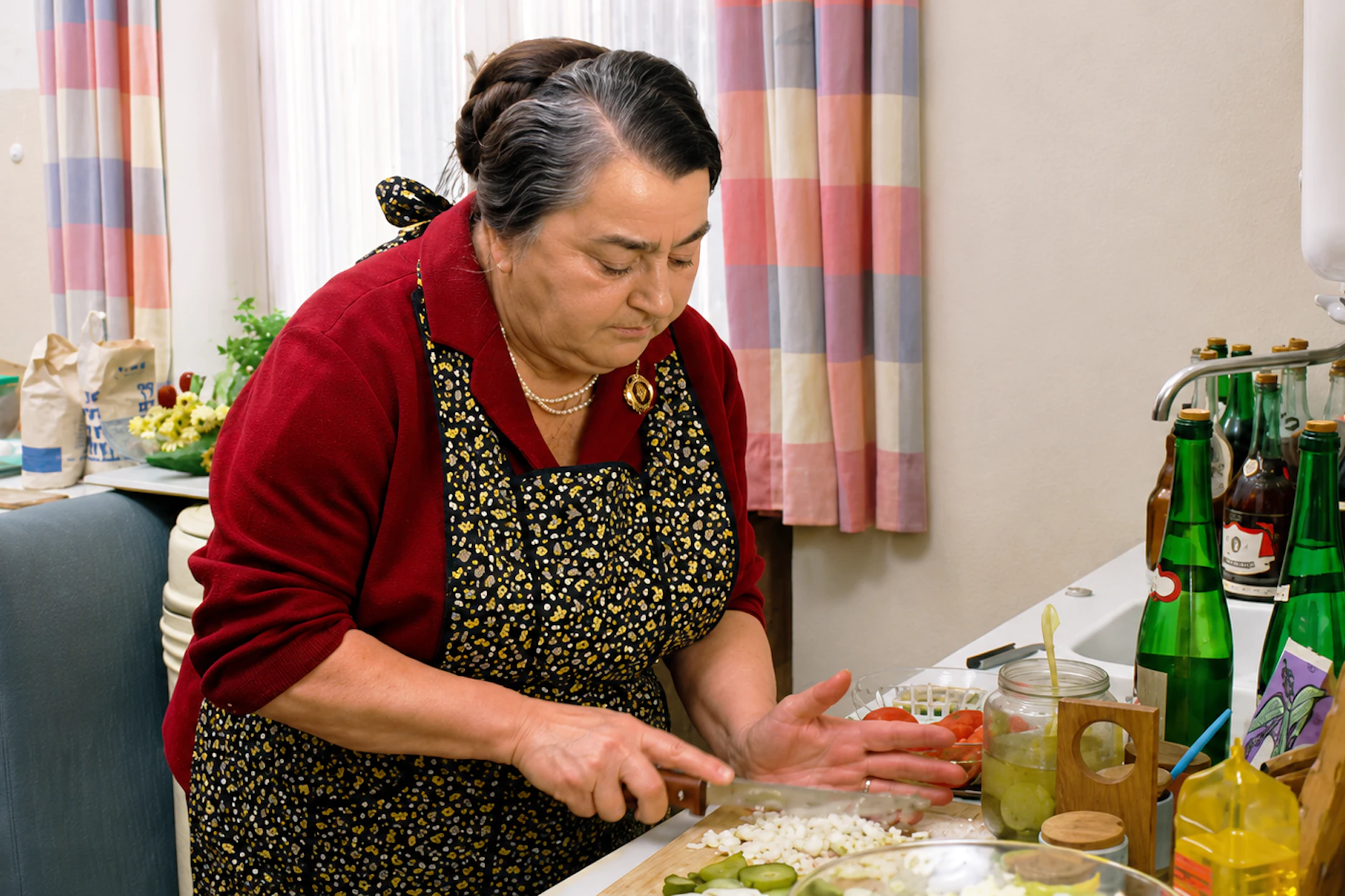 Was für eine Oma! Ilse Voigt schmeißt im Film „Der Mann, der nach der Oma kam“ den Haushalt, bis sie nicht mehr will und ein Mann ihre Rolle einnimmt.