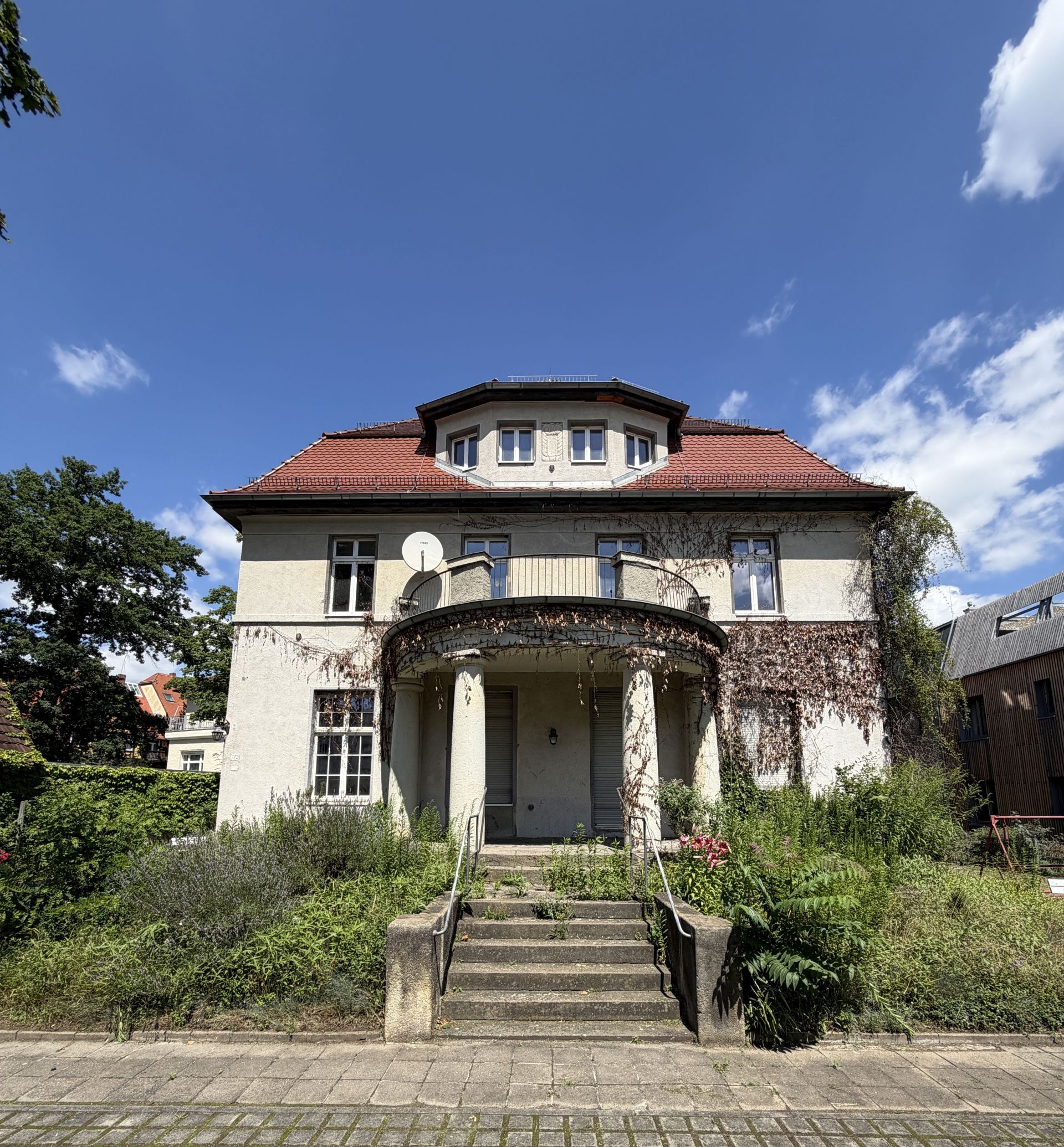 Dresden vermietet günstig diese Villa - nur Wohnen ist darin verboten