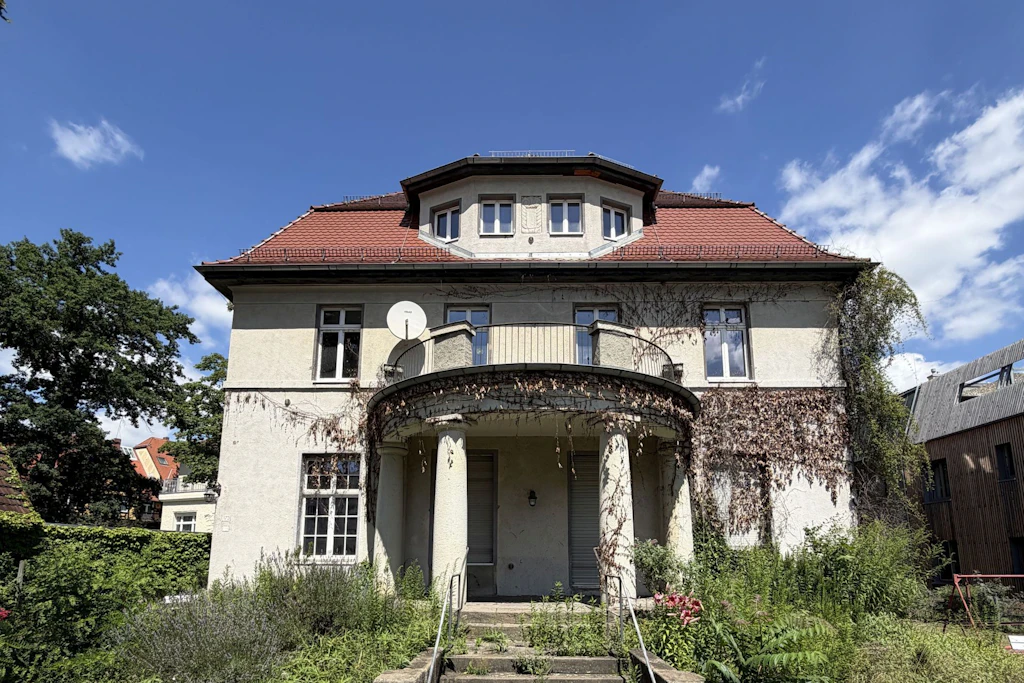 Diese Dresdner Villa sucht neue Nutzer. Die Stadt bietet günstige Mietkonditionen. 