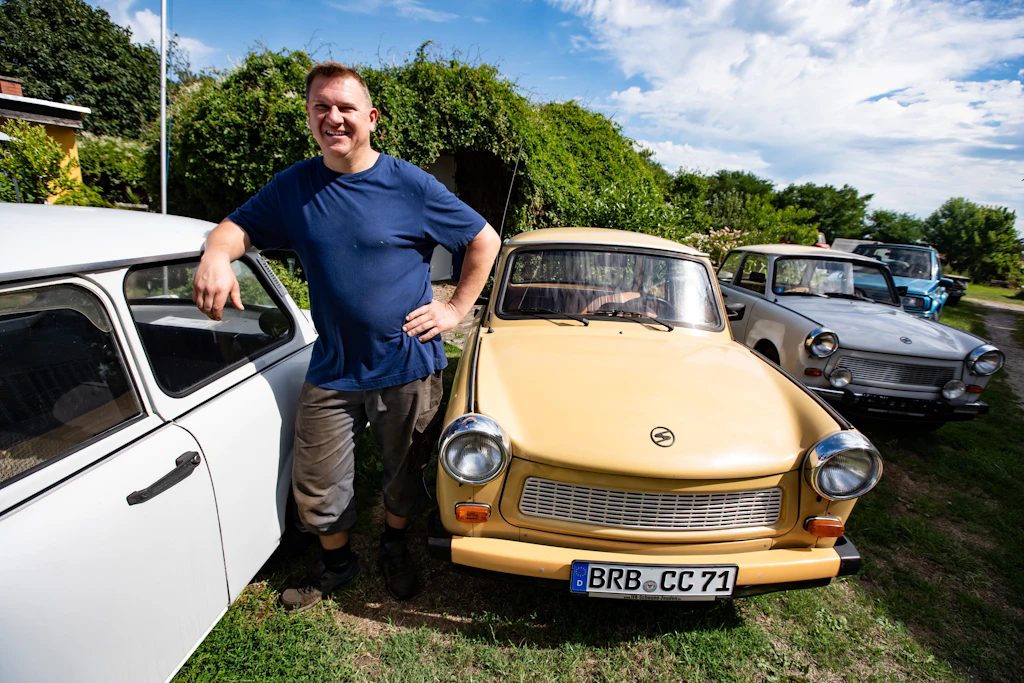 Steffen Muschert restauriert in seiner Ifa-Scheune in Zeuden alte DDR-Fahrzeuge.