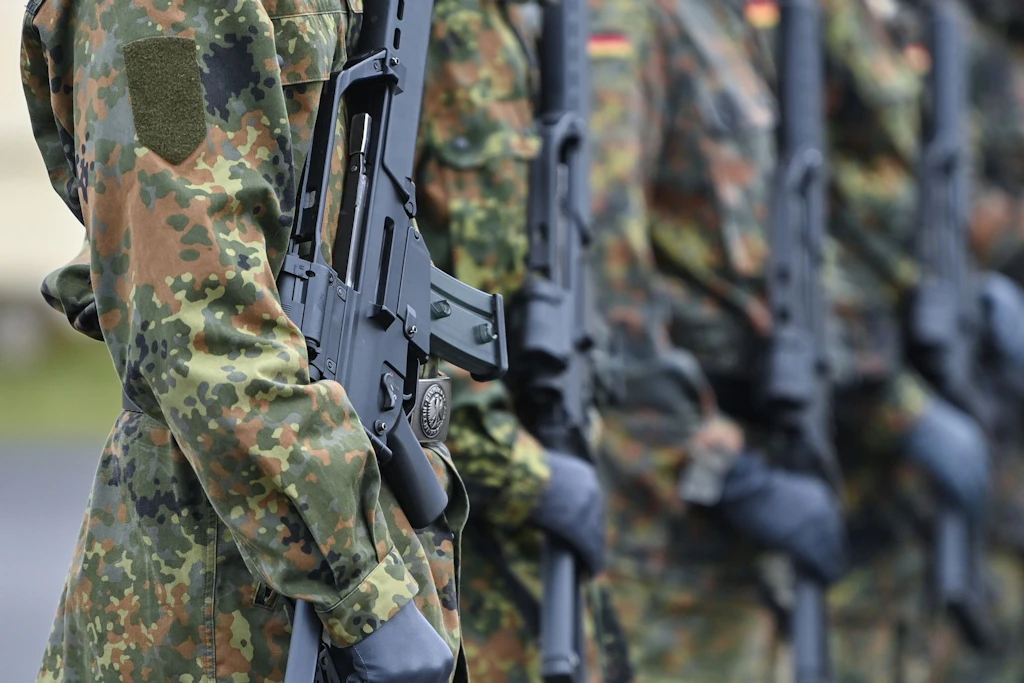 Soldaten vom Informationstechnikbataillon 381 der Kurmark-Kaserne tragen bei einem Apell Sturmgewehre vom Typ G36 von Heckler und Koch.