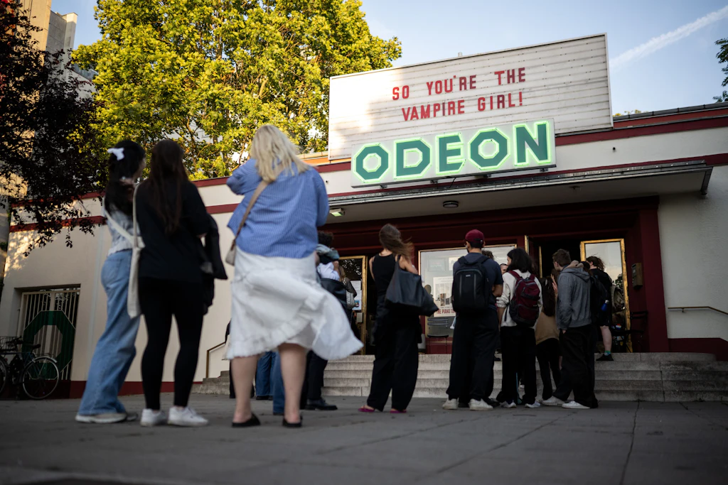 Besucher stehen vor einer Vorführung der „Bis(s) zum Abspann“-Reihe, die die Filme der Twilight-Saga zeigt, vor dem Odeon-Kino der Yorck-Kinogruppe.