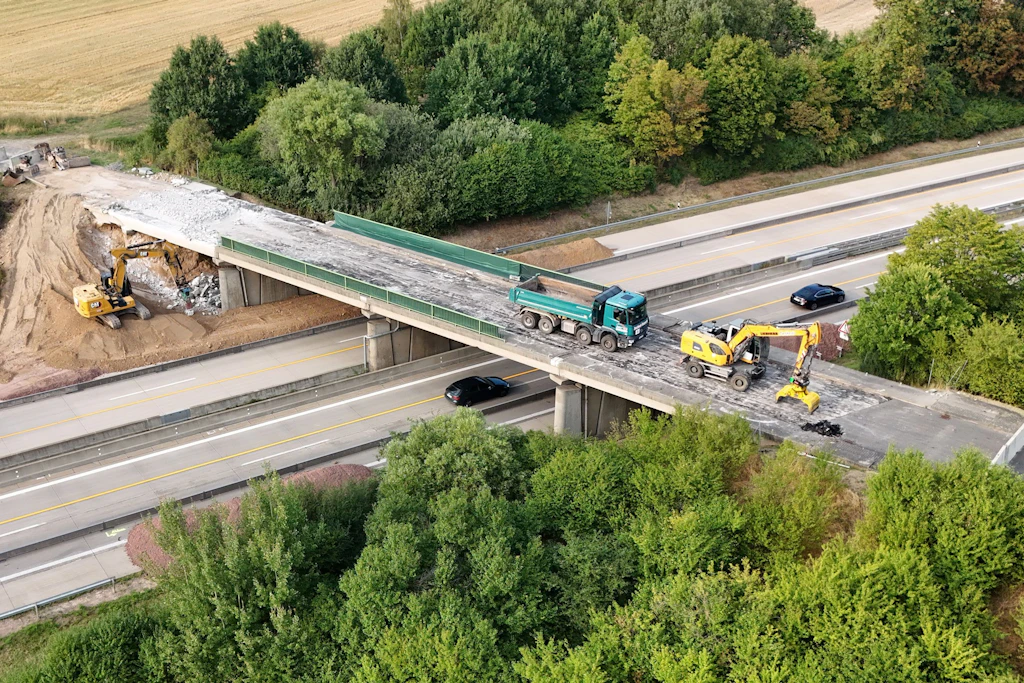 Die Brücke über die A 14 zwischen den Grimmaer Ortsteilen Grottewitz und Würschwitz&nbsp; wird wegen schwerer Schäden abgerissen.