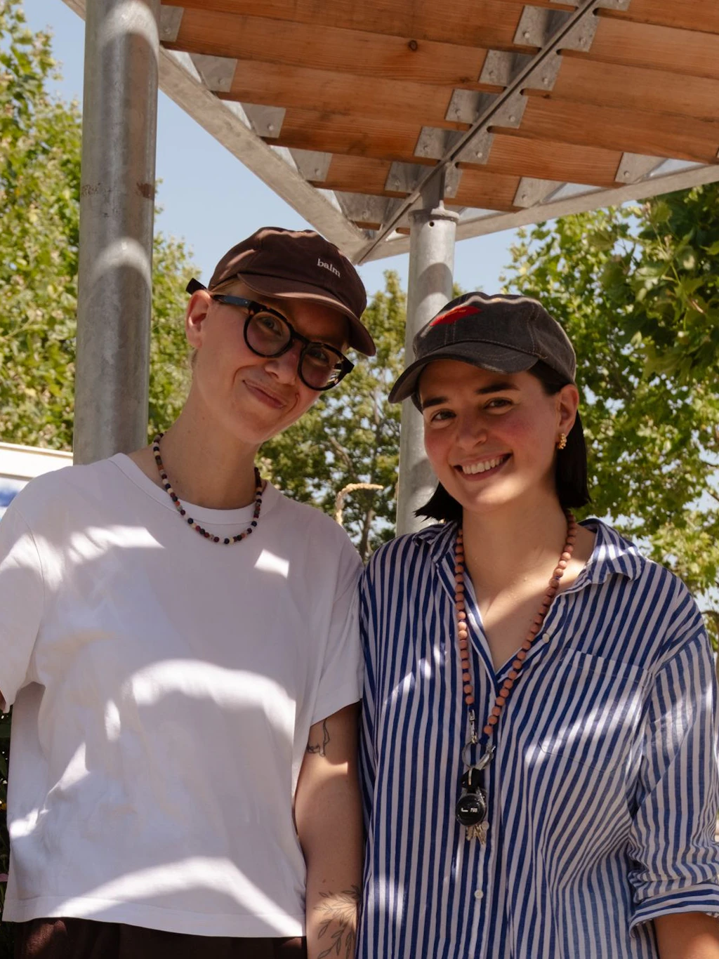 Jasmin B. und Zoe B. sind mit ihrem Kind gekommen, um sich abzukühlen.