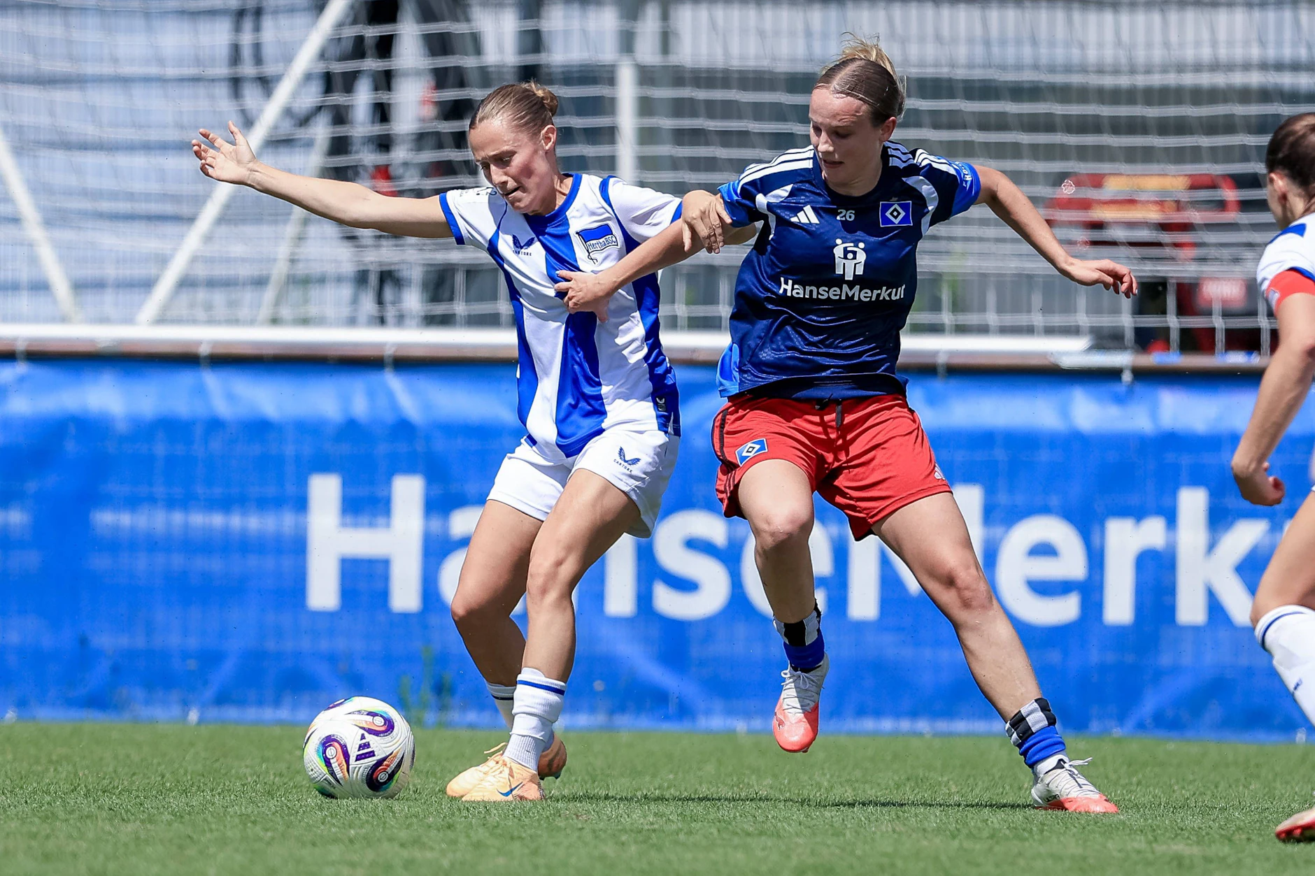 Die einzige neue Feldspielerin bei Hertha: Henrike Sahlmann (l.) kam von den Stadtrivalen Viktoria Berlin.