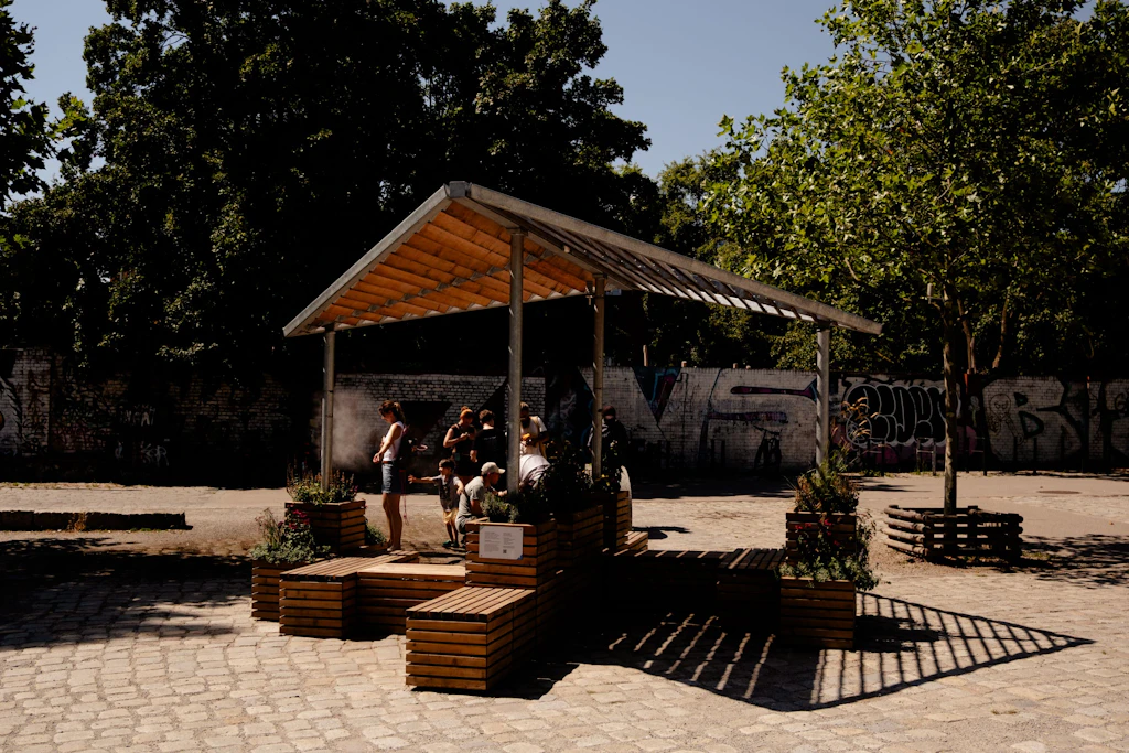 Cooling Point im Mauerpark: Viel zu sehen gibt es nicht, doch die Leute vor Ort sind zufrieden.