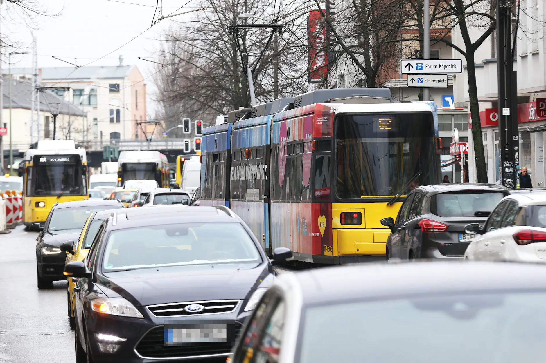 Wer durch die Bahnhofstraße in Köpenick muss, braucht schon seit 2023 starke Nerven. Bald gibt es hier wieder eine ordentliche Umleitung, denn der Bereich unter den Eisenbahnbrücken wird komplett abgeriegelt.