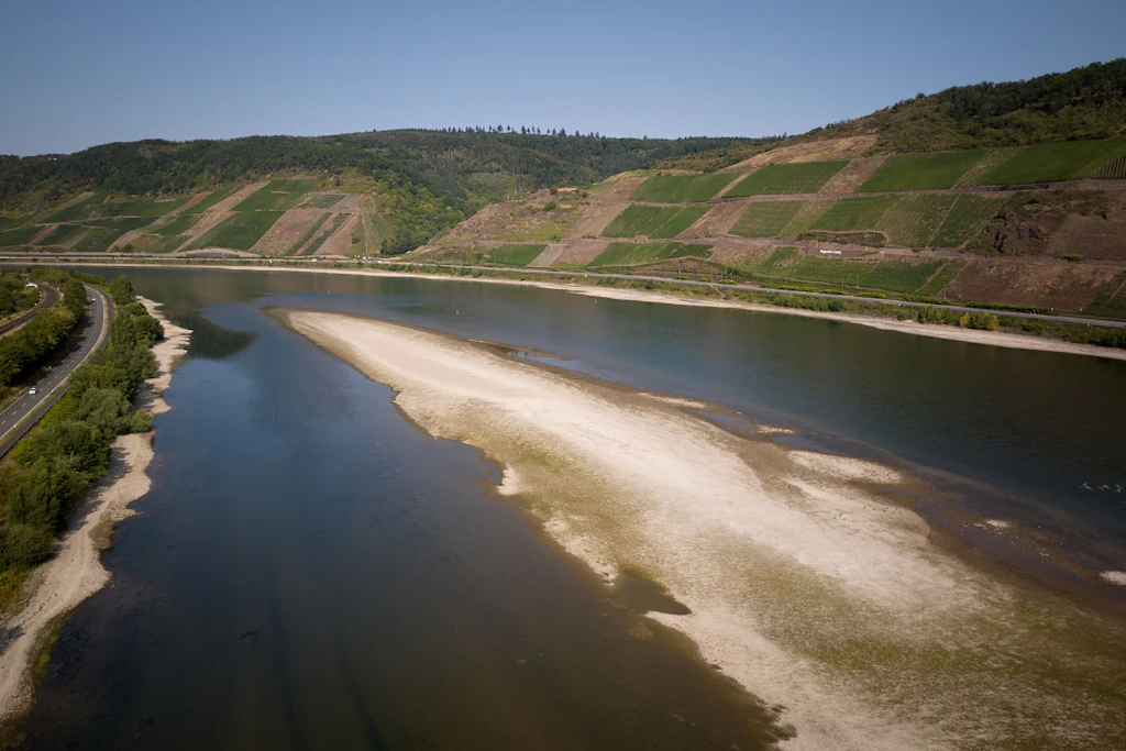 Niedrige Pegel am Rhein bedrohen Konjunktur