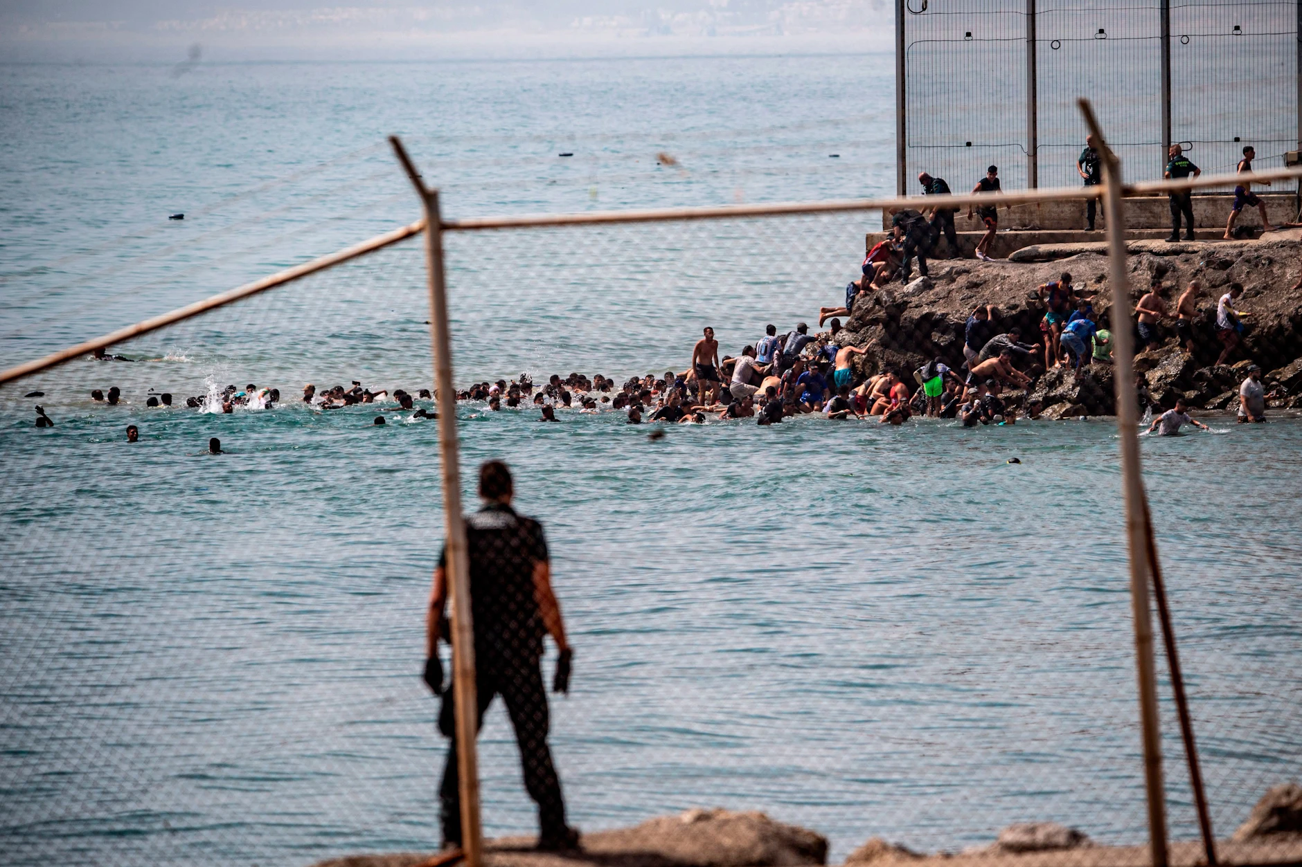 Viele Flüchtlinge kamen über das Wasser und kletterten dann die Felsen hoch. Mindestens 19 Migranten starben beim Versuch, Ceuta zu erreichen.