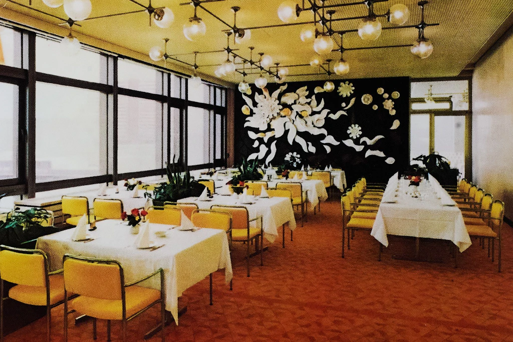 Wandbild im Restaurant Palast der Republik, 1977. Gestaltung: Ludwig Zepner, Peter Strang, Rudi Stolle, Heinz Werner. Art: Meißener Porzellan, Keramik