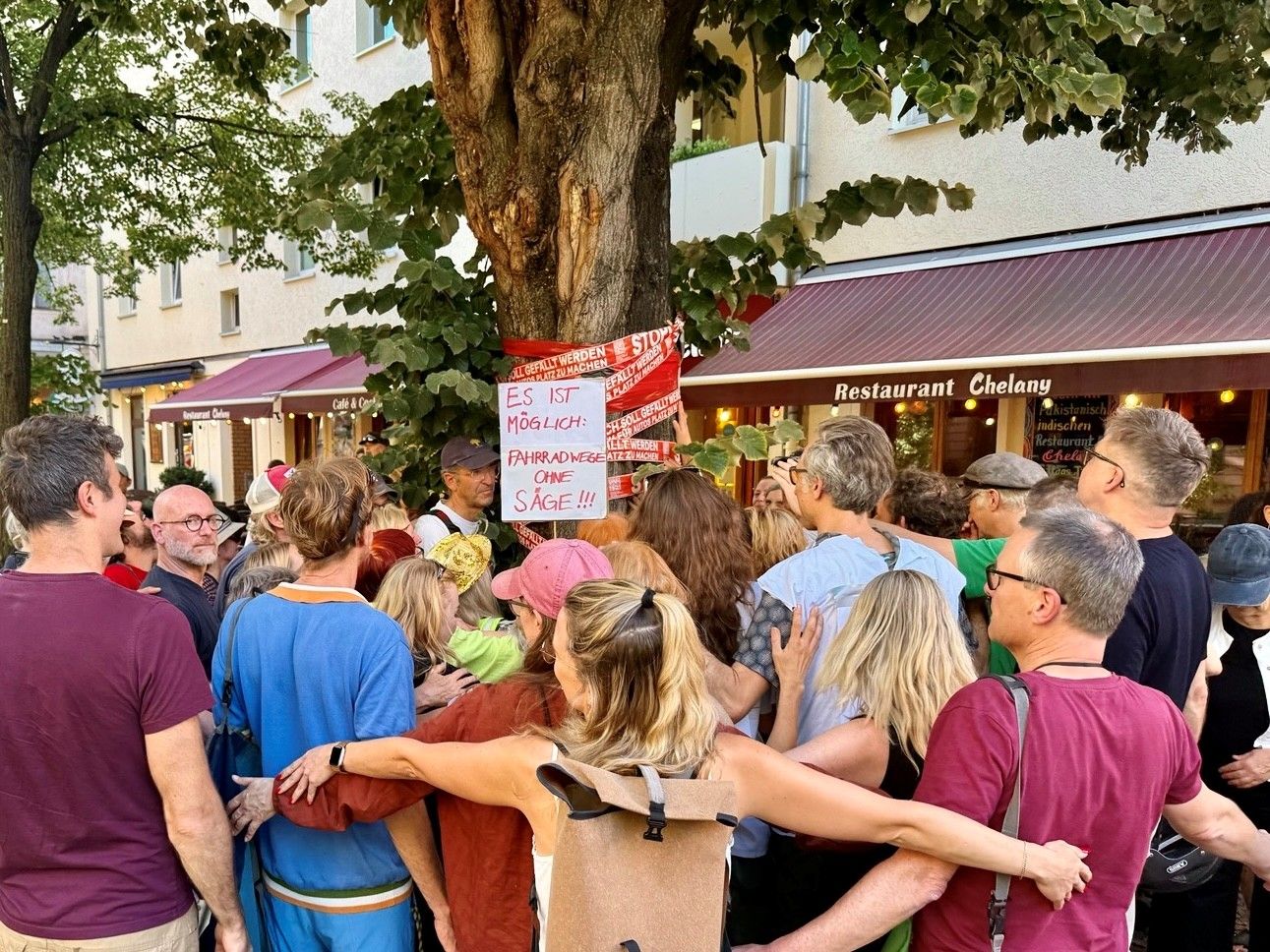 42 Grad in Mitte: Warum Berliner einen Baum in der Torstraße umarmen