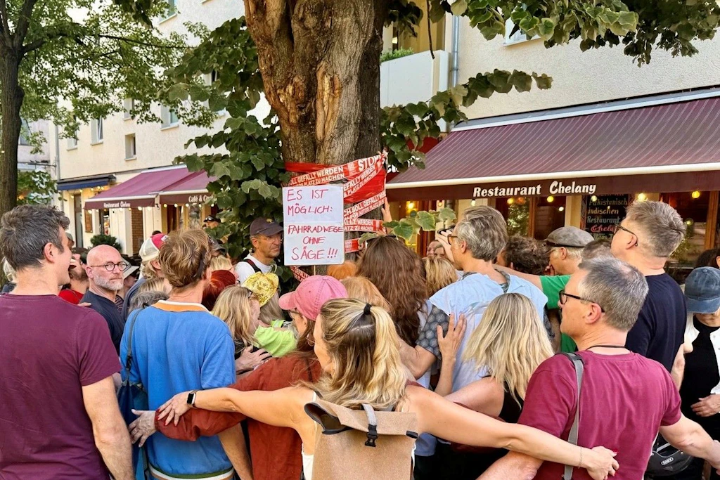 42 Grad in Mitte: Warum Berliner einen Baum in der Torstraße umarmen
