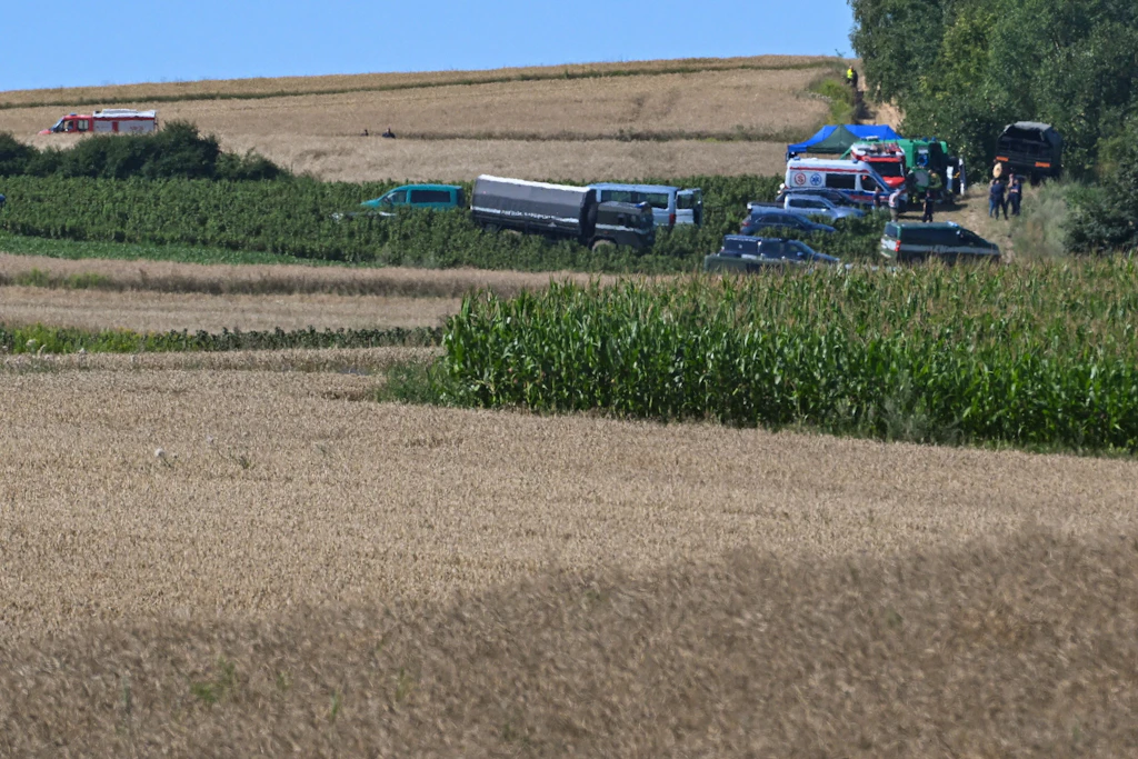 Polizisten, Soldaten und Feuerwehrleute sind in der Nähe des Dorfes Tarnawa-Kolonia im Osten Polens im Einsatz.