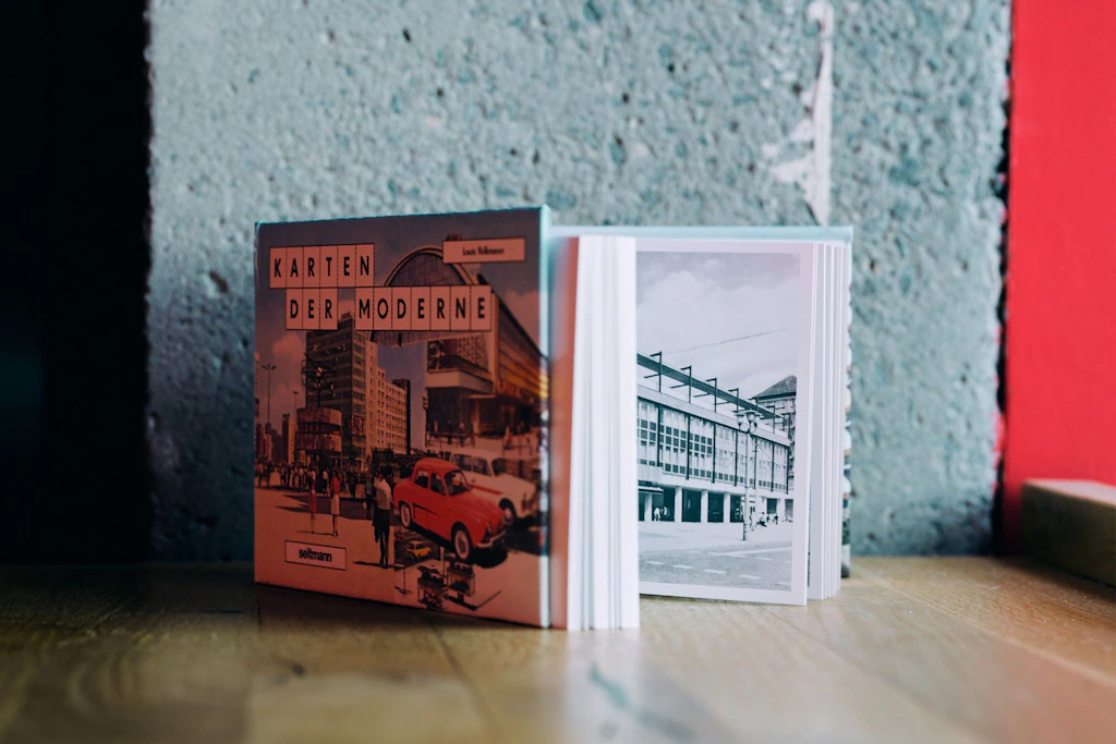 <em><strong>Karten der Moderne</strong>, 100 Ansichtskarten aus der DDR, 30 Euro. seltmannpublishers.com</em>
