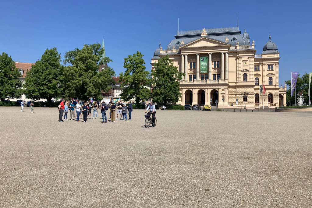 Als Alter Garten wird in Schwerin der Platz zwischen Theater, Museum und Schloss bezeichnet.