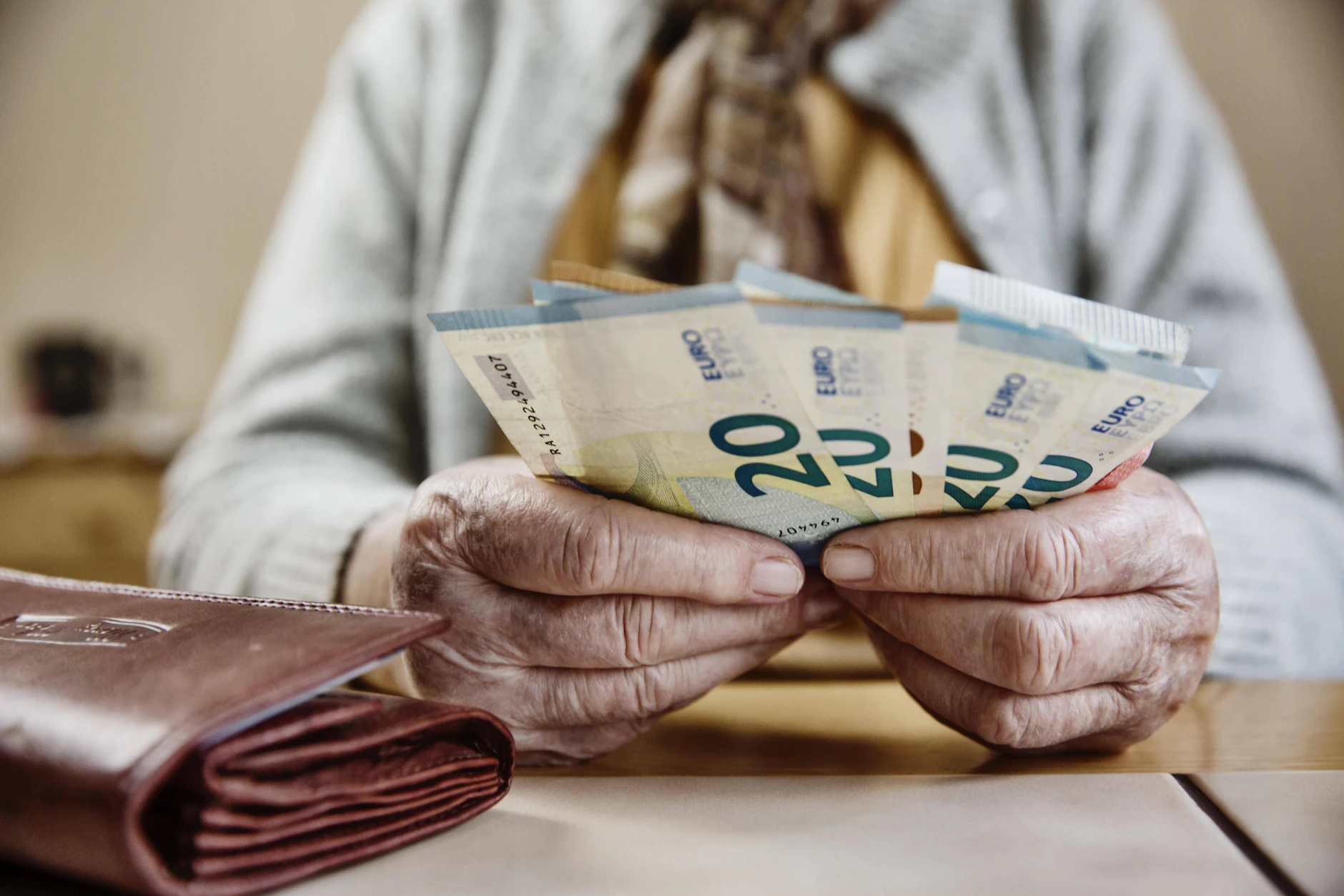 Mehr Rente auf dem konto: Viele Rentnerinnen und Rentner freuen sich über die Erhöhung. Im nächsten Jahr soll die Rente weiter steigen.