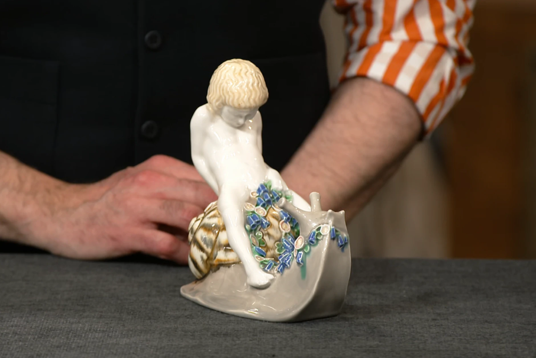 Seltsamer Plunder für die einen, wertvolle Kunst für die Händler bei „Bares für Rares“: Sie streiten sich um diese Schnecke aus Porzellan.