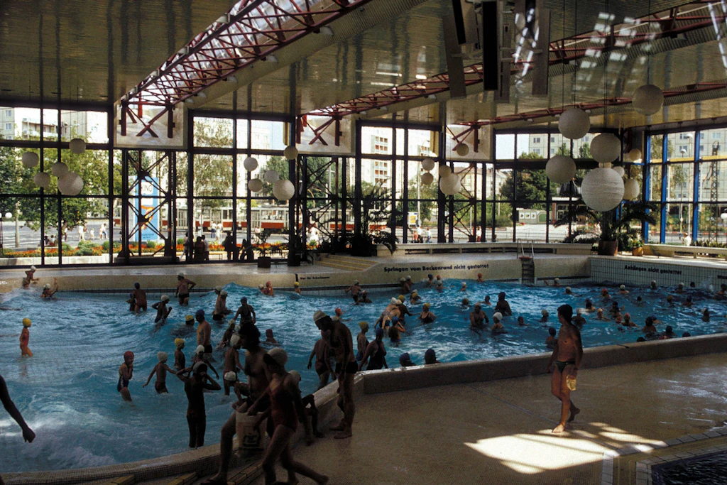 Das Hallenbad im Sport- und Erholungszentrum (SEZ): Das ehemalige Freizeitbad war über Jahrzehnte ein beliebter Treffpunkt für die Ost-Berliner Bevölkerung.