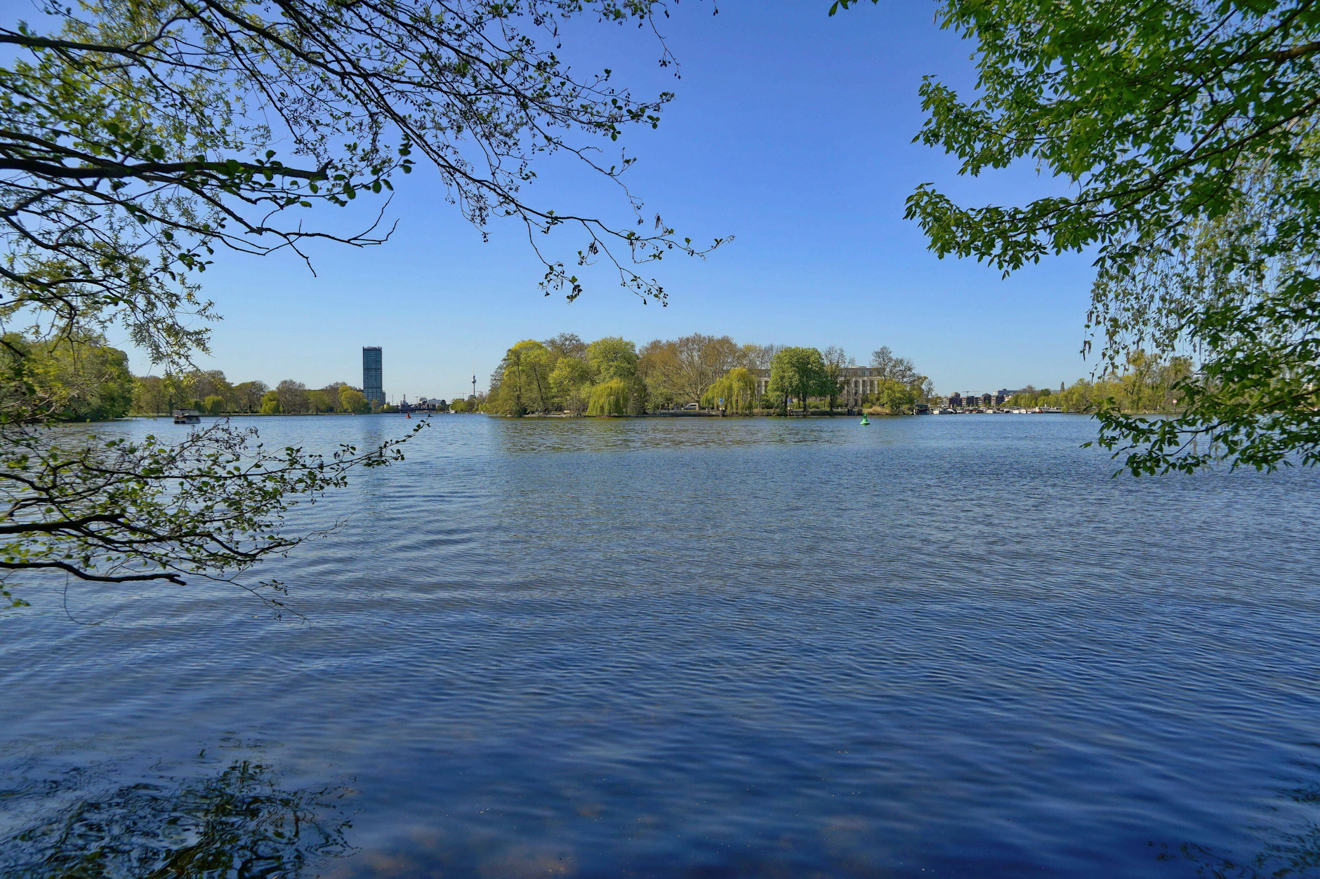 Blick über die Rummelsburger Bucht zur Halbinsel Stralau: So einladend das Wasser aussieht, Baden ist hier seit Jahren verboten – wegen des Schiffsverkehrs und des belasteten Seegrunds.