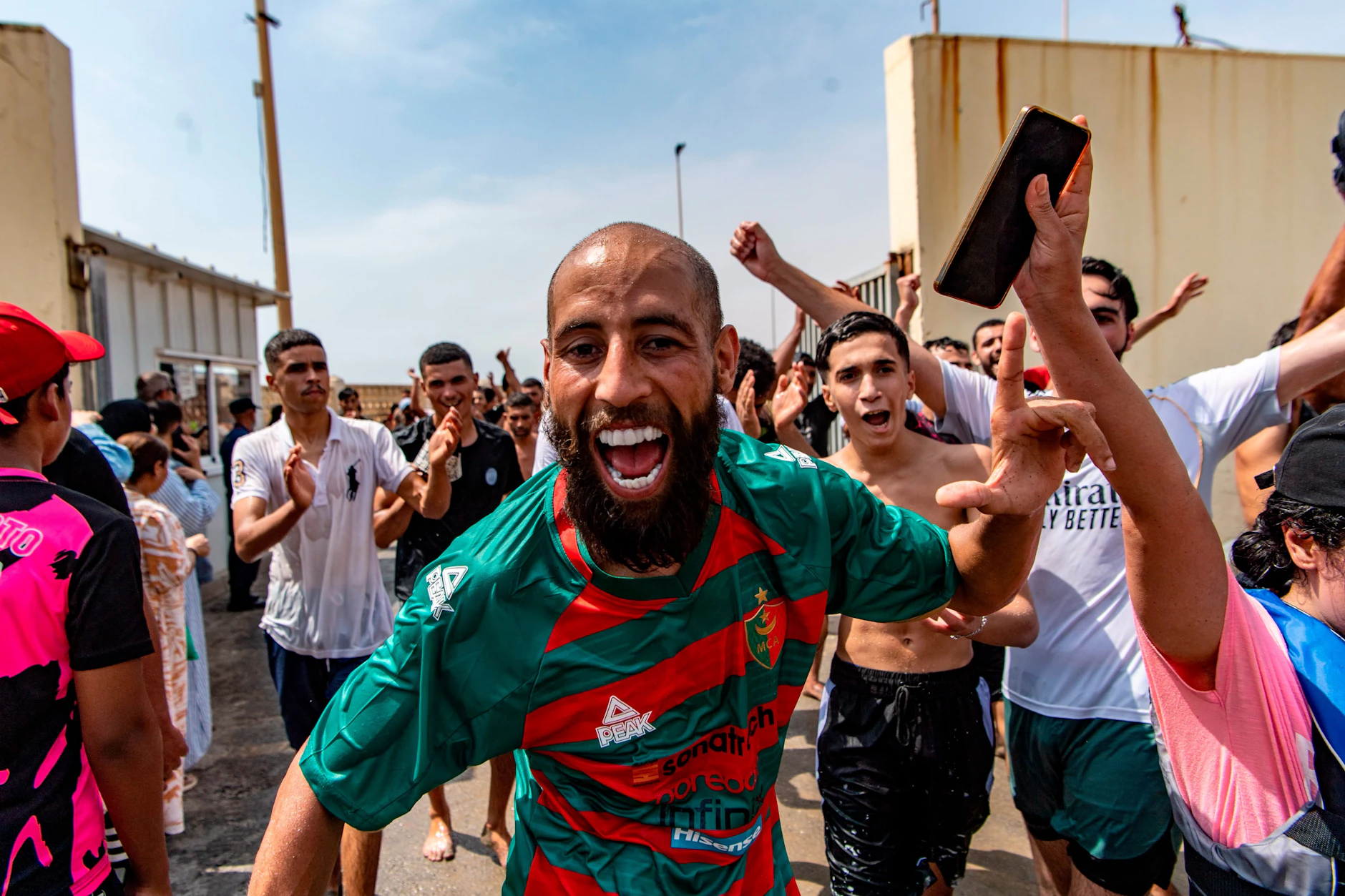 Migranten überqueren jubelnd die Grenze von Marokko in die spanische Enklave Ceuta.