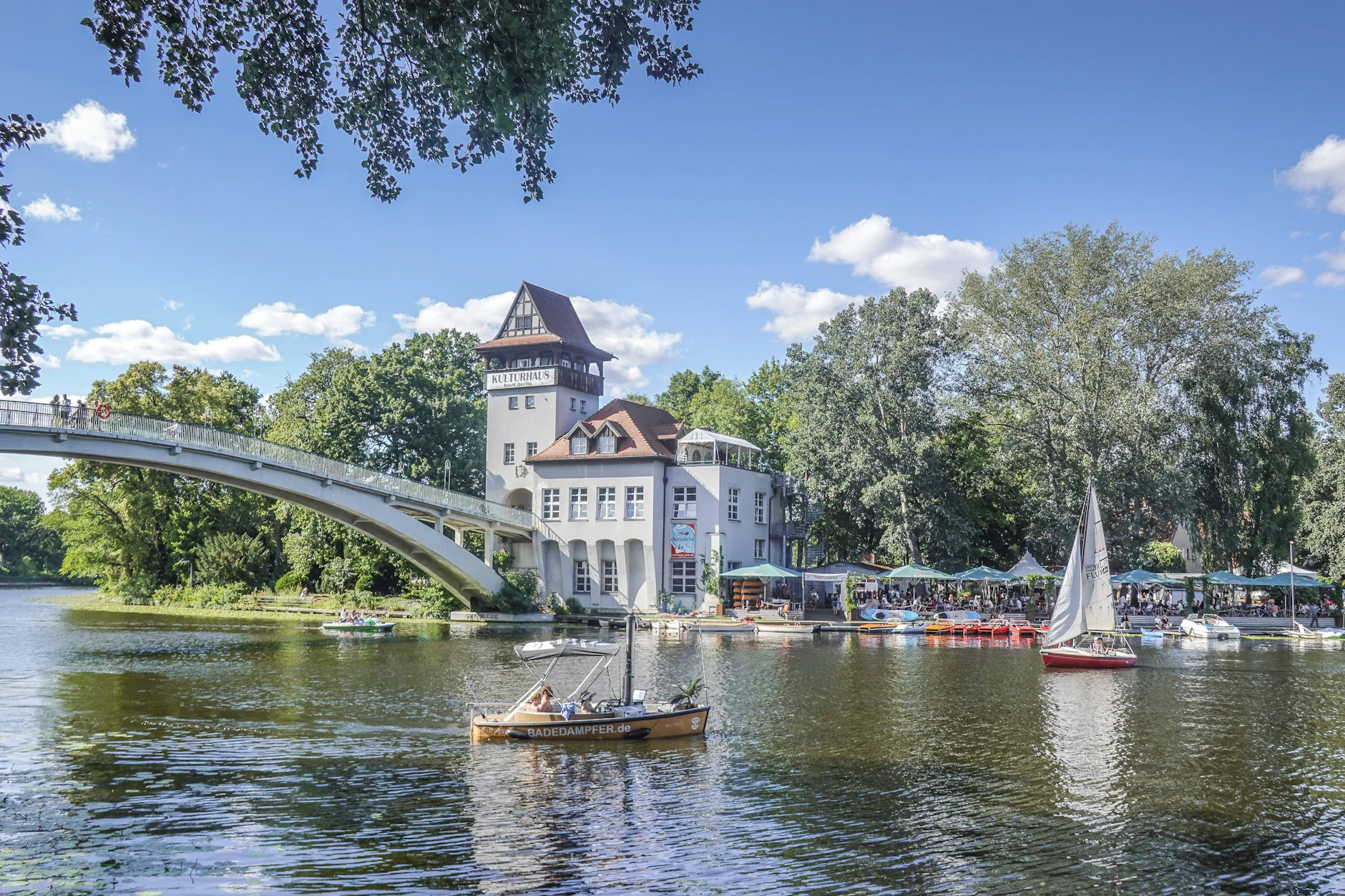Insel der Jugend: Da in der Berliner Spree ein generelles Badeverbot gilt, ist das Schwimmen hier verboten.