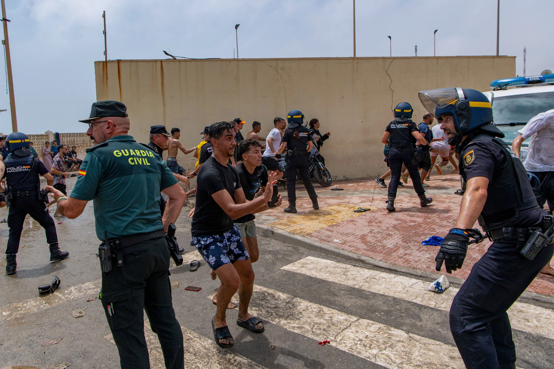 Spanische Polizeibeamte griffen kaum ein, als Migranten von Marokko die Grenze in die spanische Exklave Ceuta überquerten.