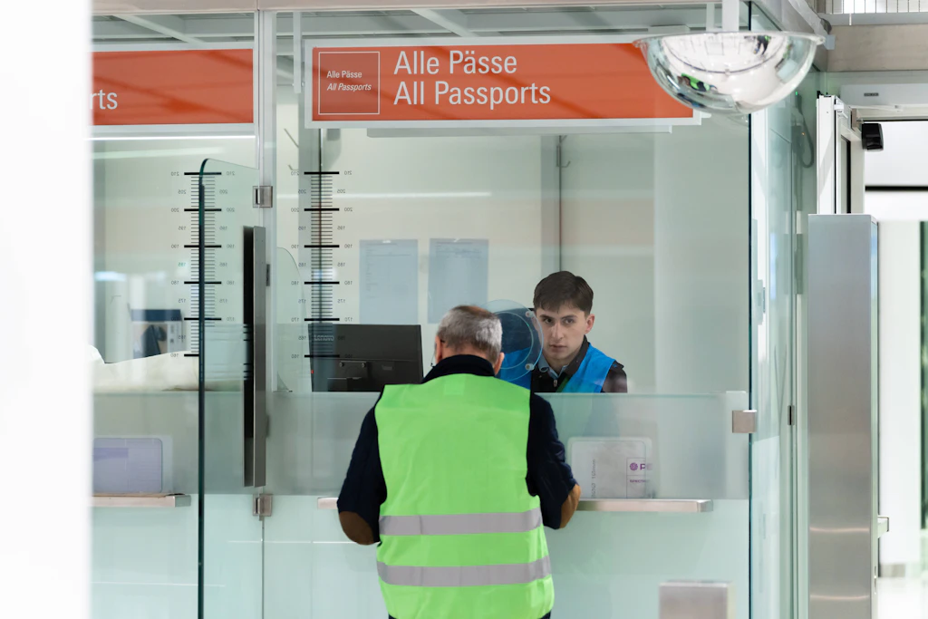 Passkontrolle am Münchner Flughafen. Wehrfähige Ukrainer müssen künftig ihre legale Ausreise oder eine Befreiung vom Wehrdienst belegen.