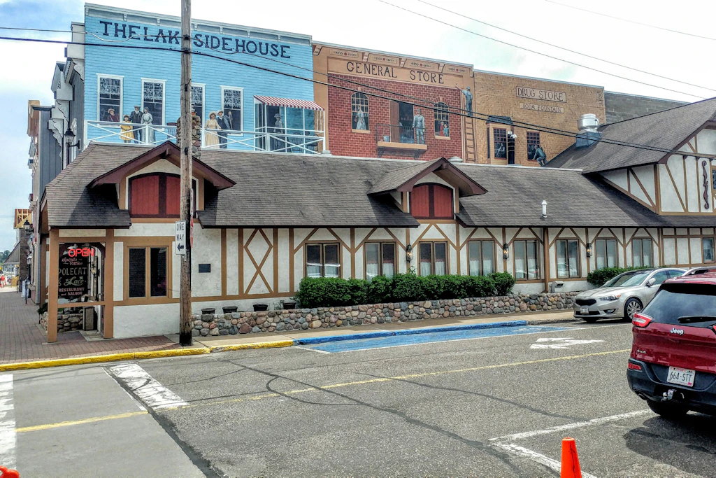 Die Innenstadt von Minocqua mit gemalter historischer Ladenzeile: Der Ort im Norden von Wisconsin lebt vom Sommertourismus. Auf den ist auch die Brauerei von Kirk Bangstad angewiesen.