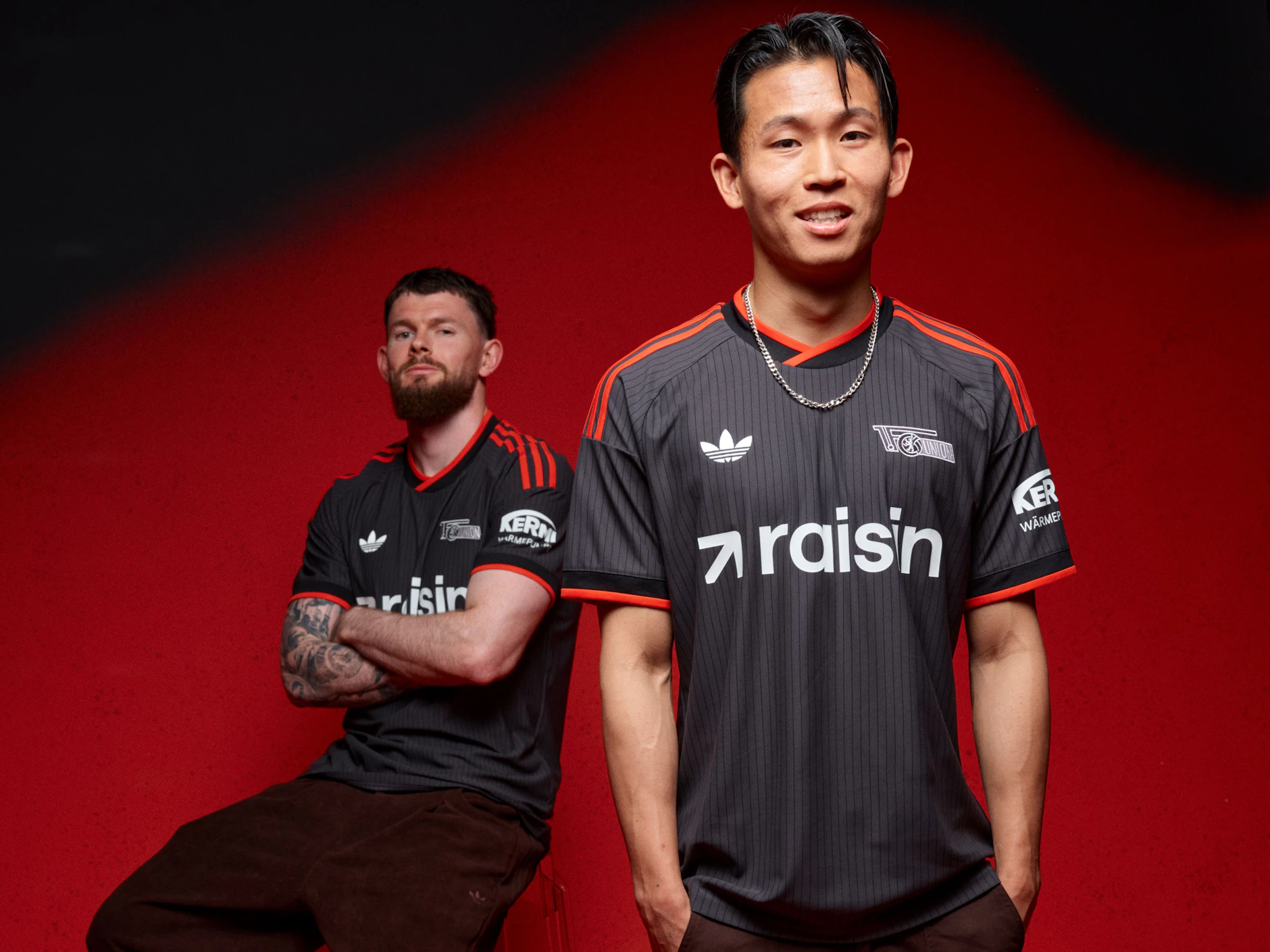 Oliver Burke (l.) und Woo-yeong Jeong präsentieren das neuer Union-Trikot