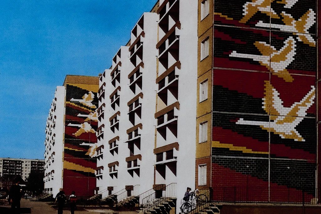 Fassade „Flug der Schwäne“ Halle/Saale , Neustadt, 1989. Entstehungsjahr: 1984. Gestaltung: Heinz Möhrdel
