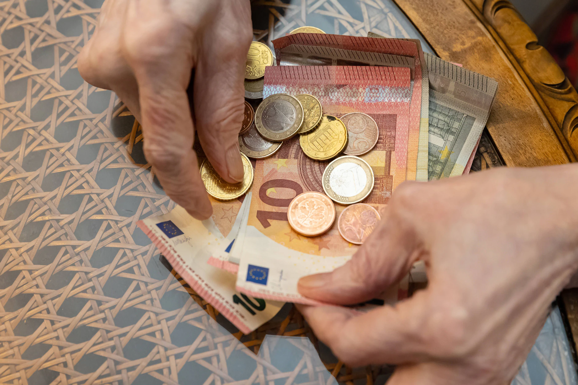Die Rente steigt: Millionen Rentnerinnen und Rentner werden am 31. Juli 2026 wieder mehr Rente auf ihrem Konto haben. Und auch 2027 könnte die Rente weiter wachsen.
