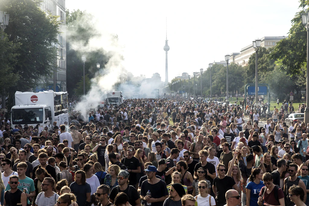 „Lage drastisch verändert“: Veranstalter sagt Zug der Liebe nach CSD-Terror ab