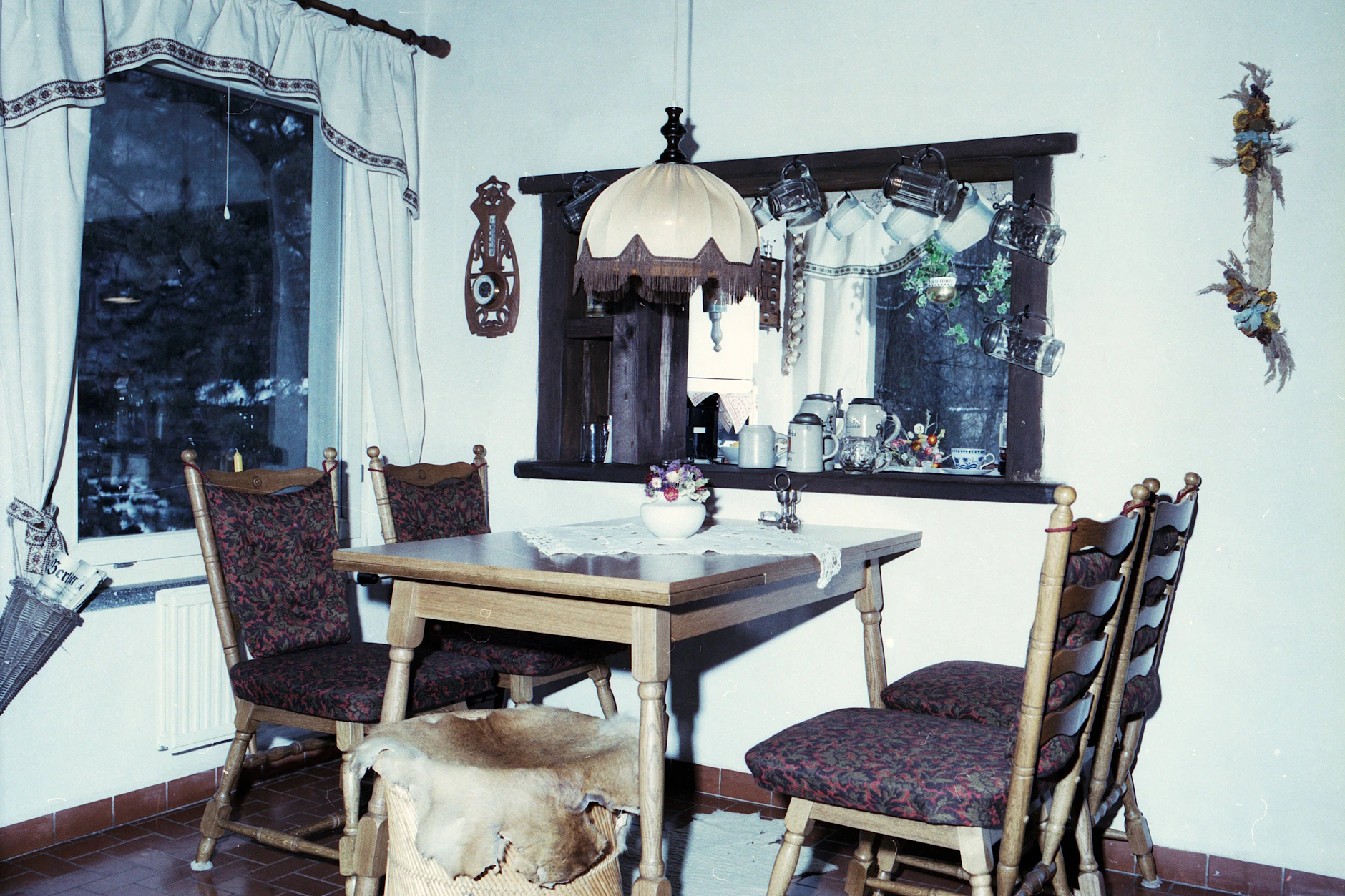 So sah ein Esszimmer in einer Datscha in der DDR aus.